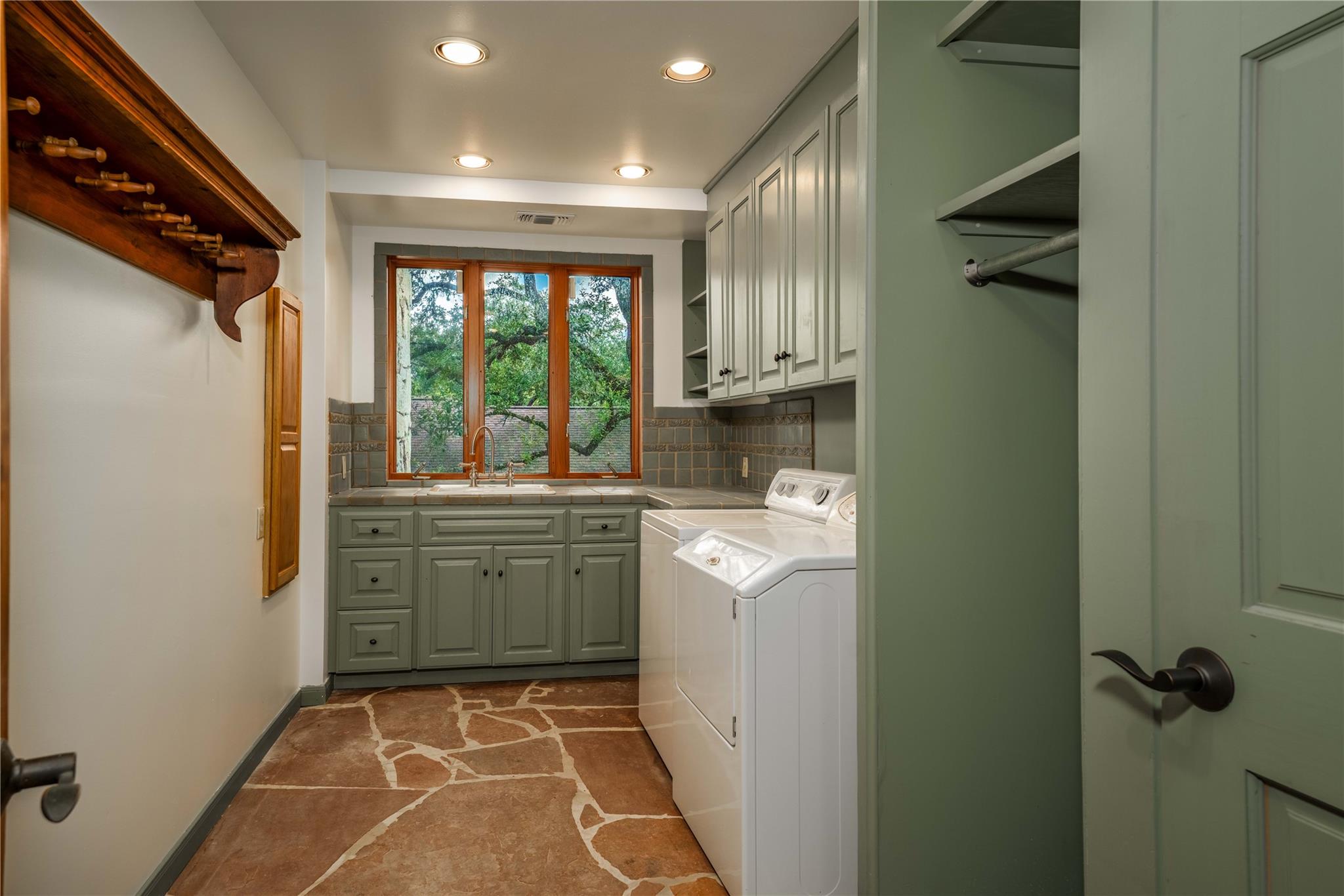 206 Rolling Hill Dr, La Grange, TX 78945