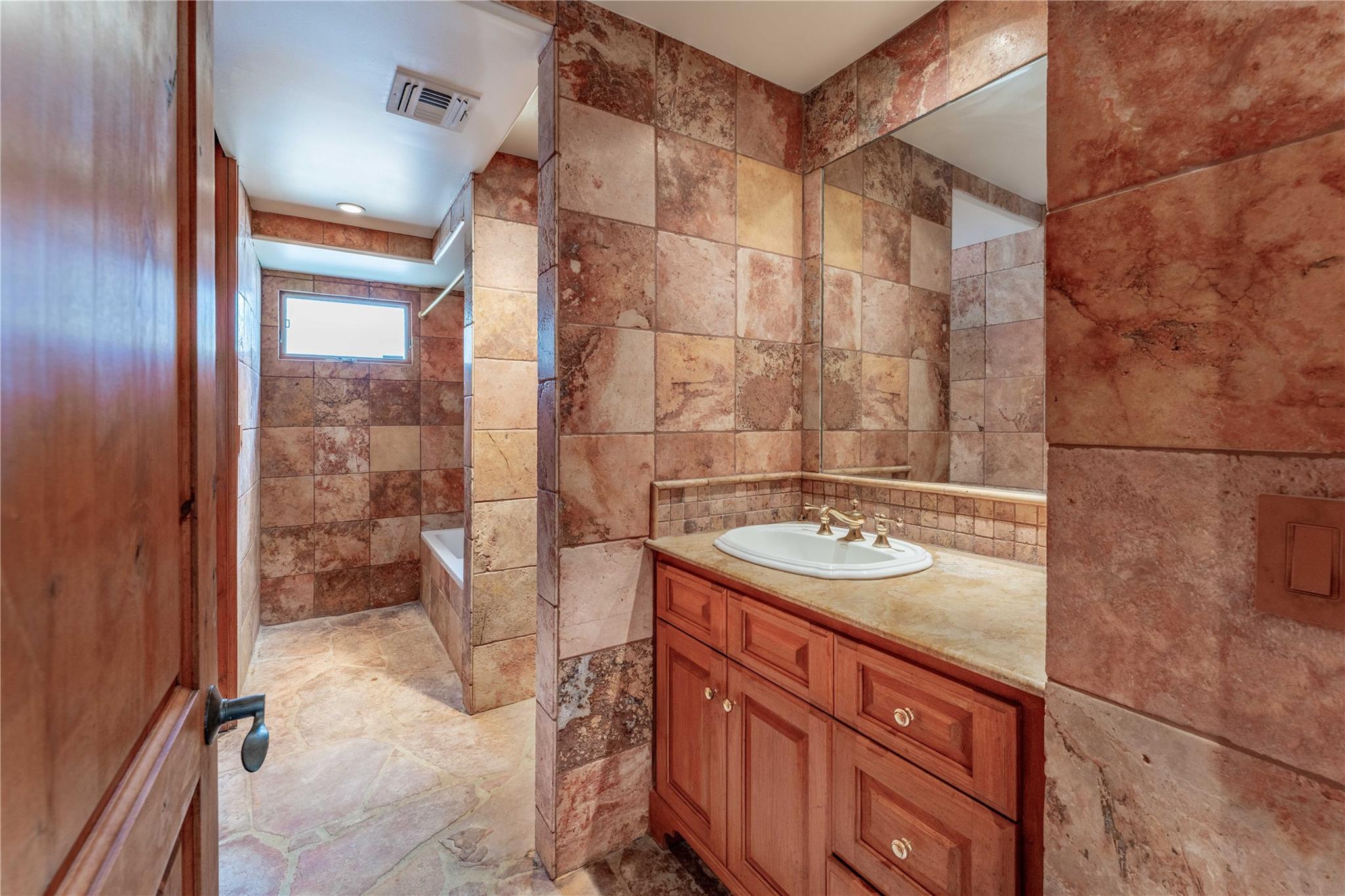 206 Rolling Hill Dr, La Grange, TX 78945