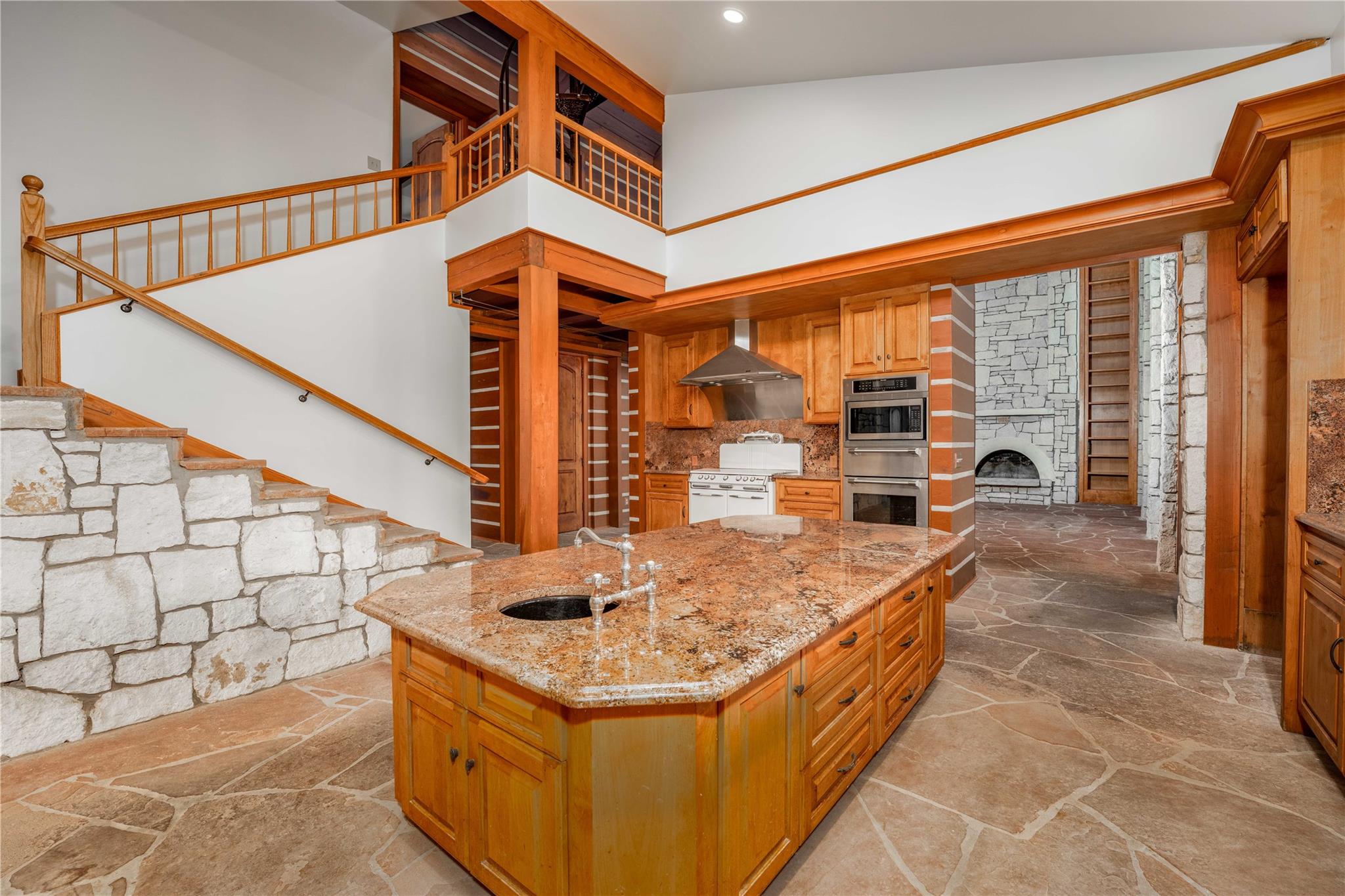 206 Rolling Hill Dr, La Grange, TX 78945