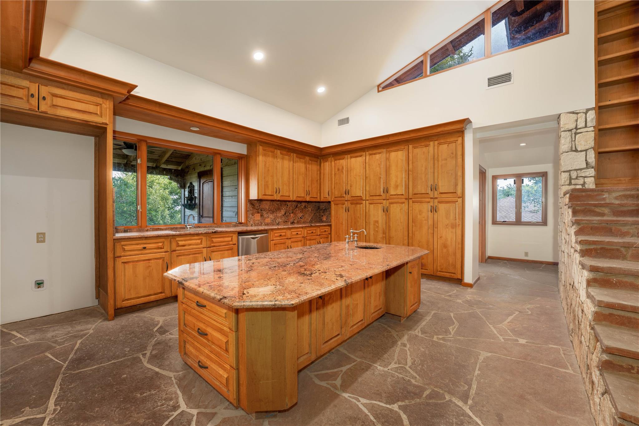 206 Rolling Hill Dr, La Grange, TX 78945