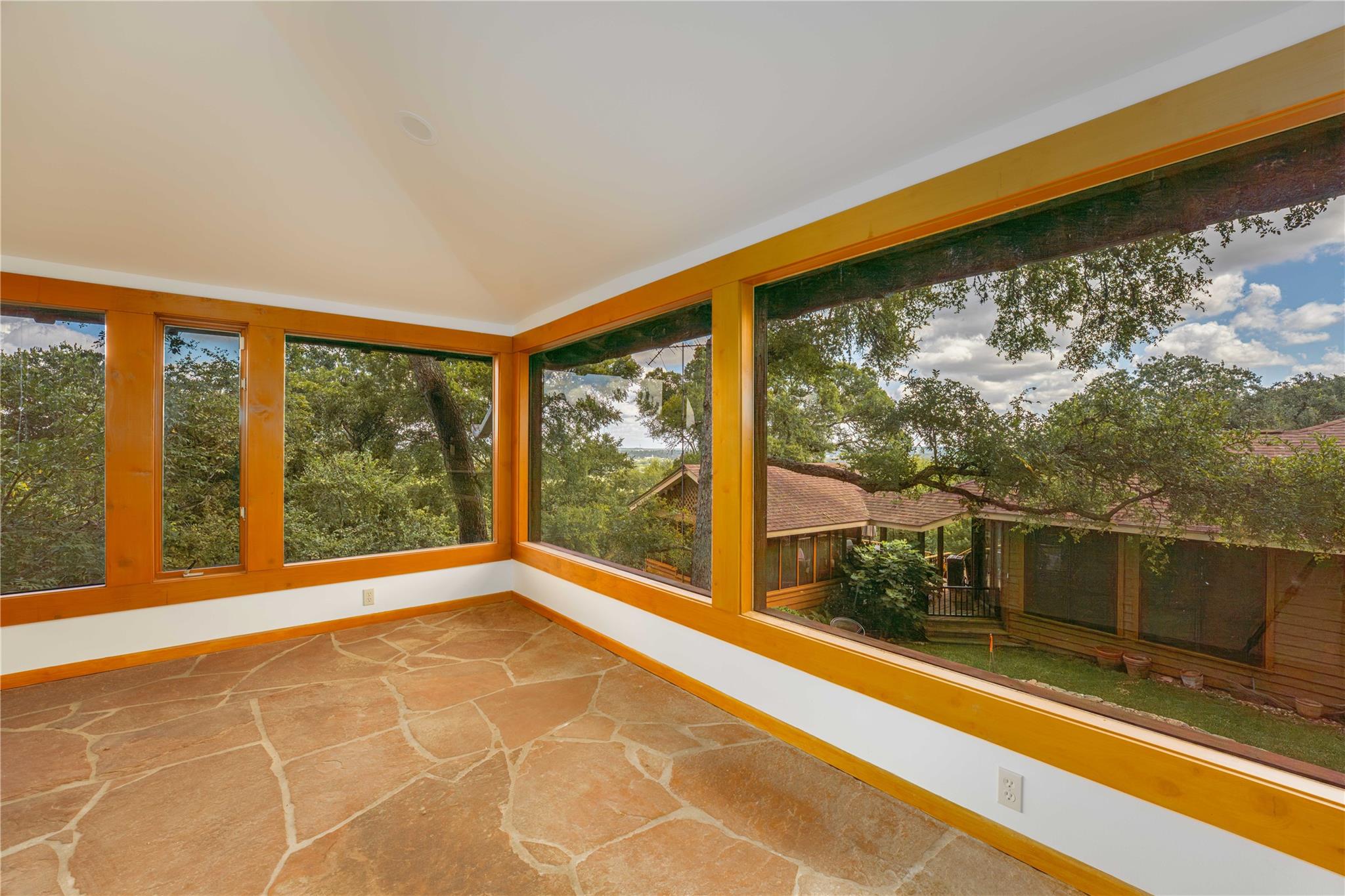 206 Rolling Hill Dr, La Grange, TX 78945