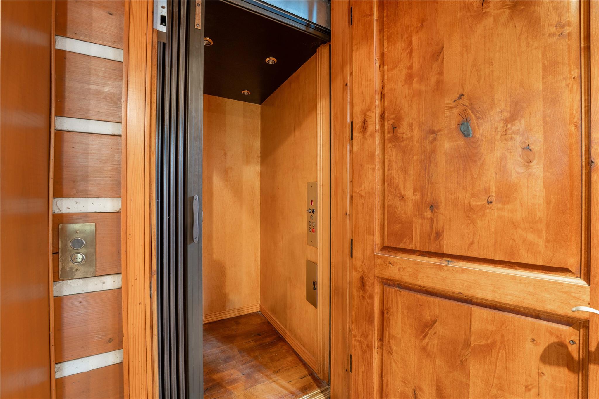 206 Rolling Hill Dr, La Grange, TX 78945