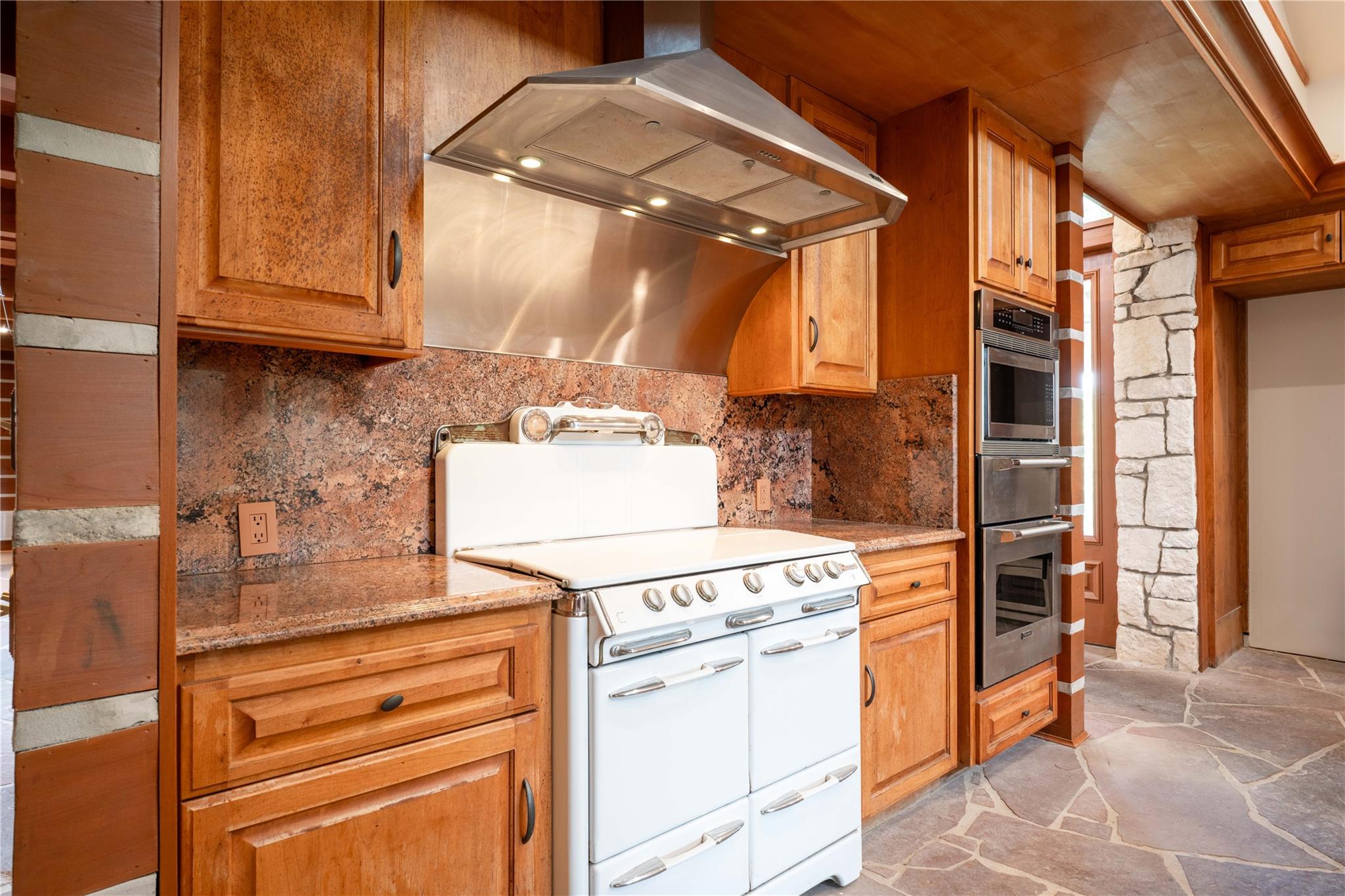 206 Rolling Hill Dr, La Grange, TX 78945