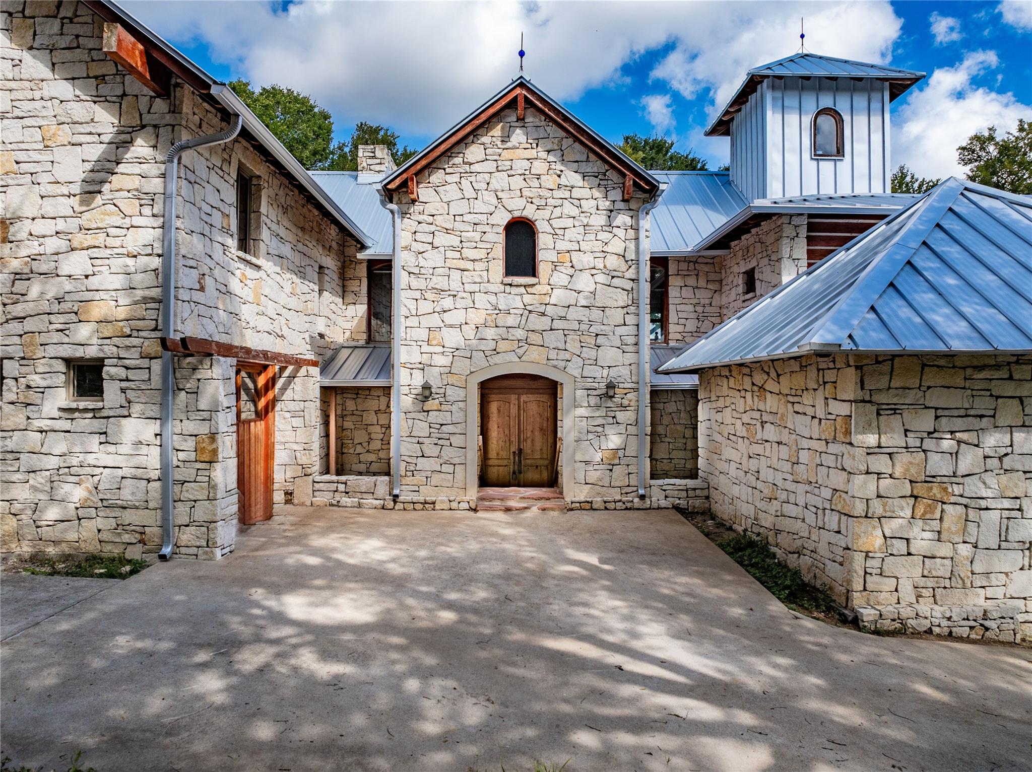 206 Rolling Hill Dr, La Grange, TX 78945