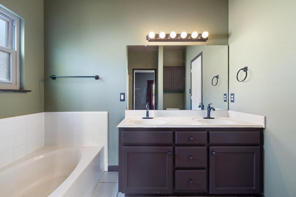 101 Bluejay Cv, Hutto, TX 78634