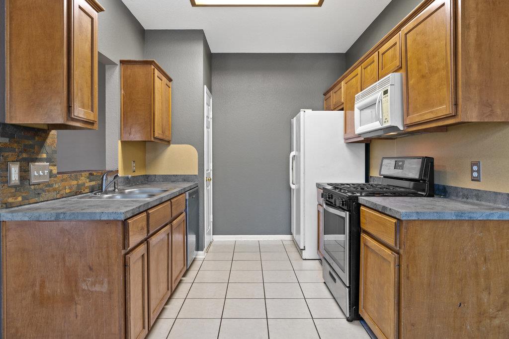 101 Bluejay Cv, Hutto, TX 78634