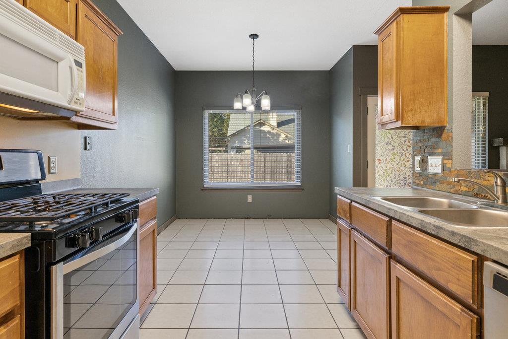 101 Bluejay Cv, Hutto, TX 78634