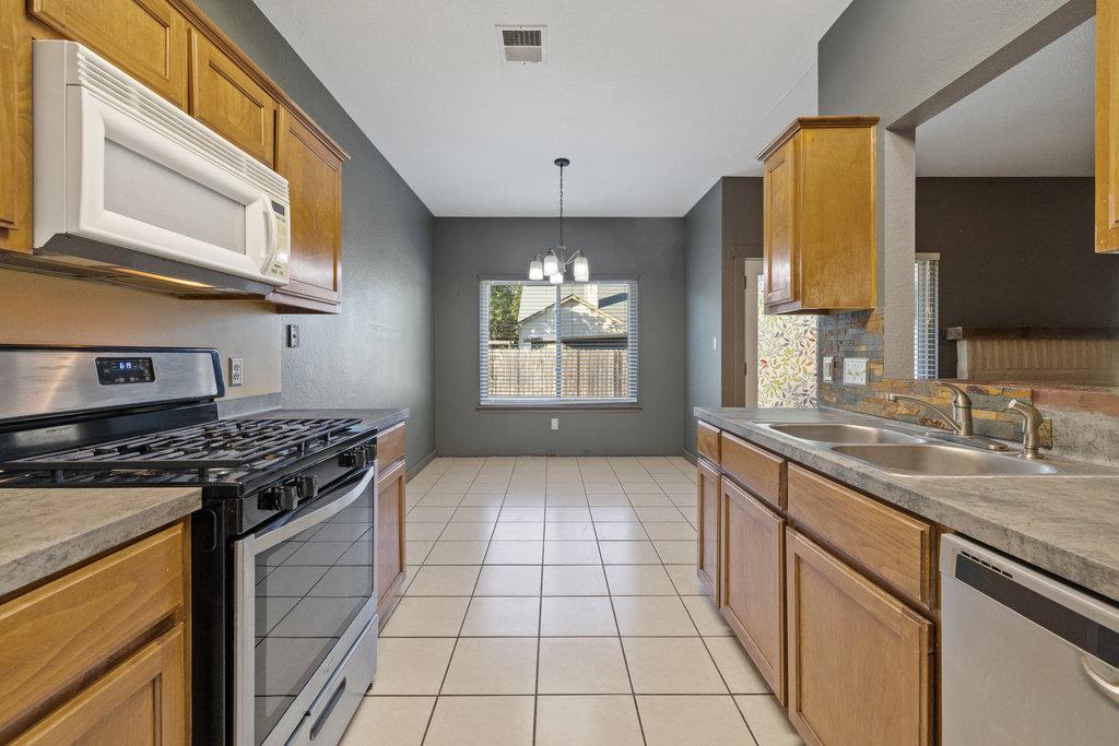 101 Bluejay Cv, Hutto, TX 78634