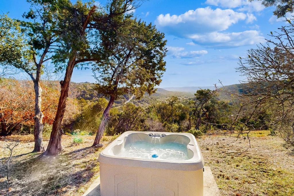 961 Buttercup Ln, Wimberley, TX 78676