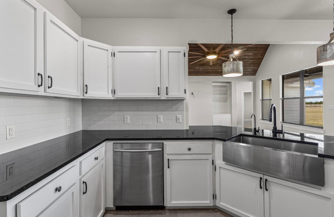 821 Silent Valley Rd, Lockhart, TX 78644