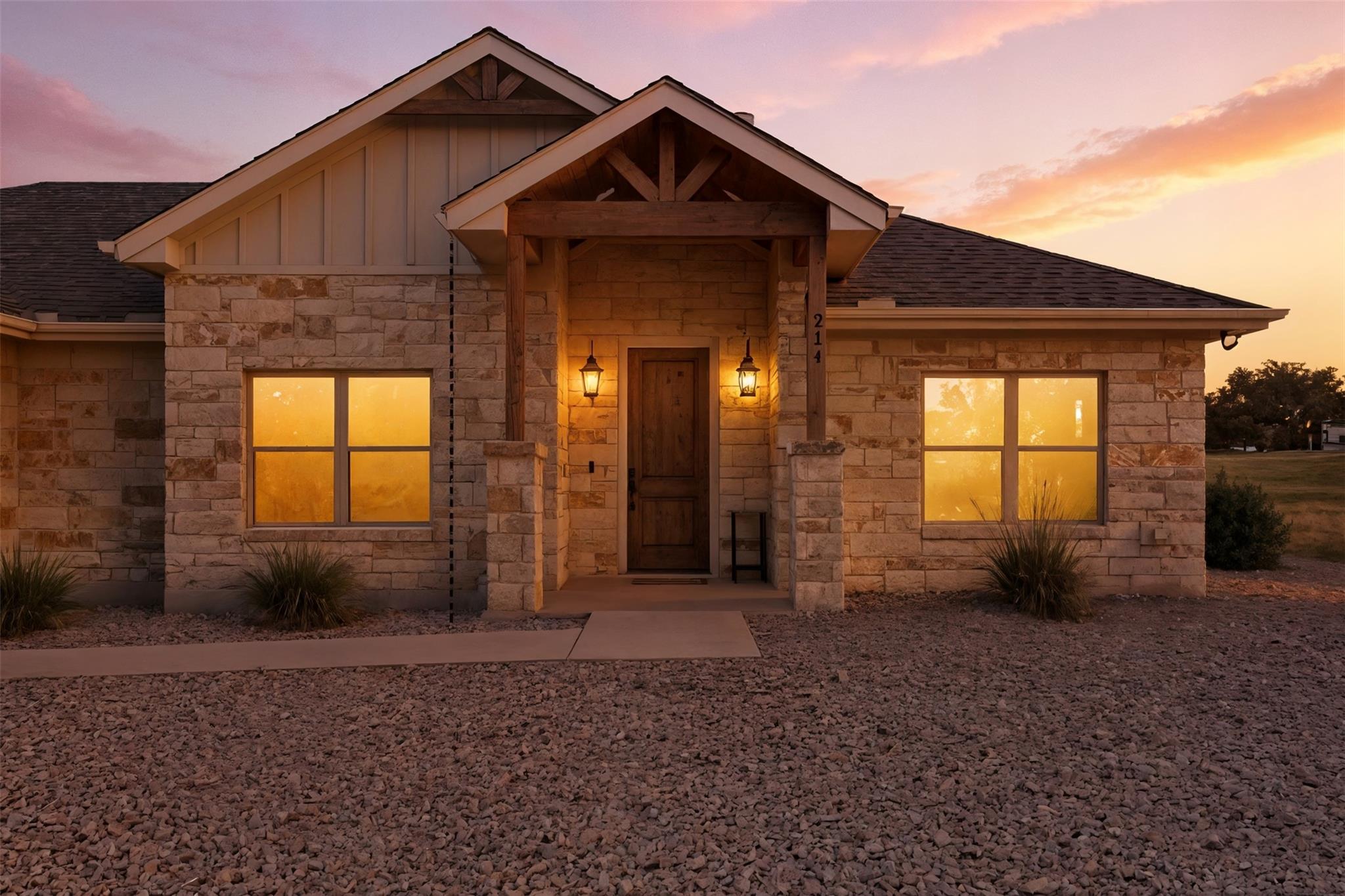 214 Oak Grove Pkwy, Kingsland, TX 78639