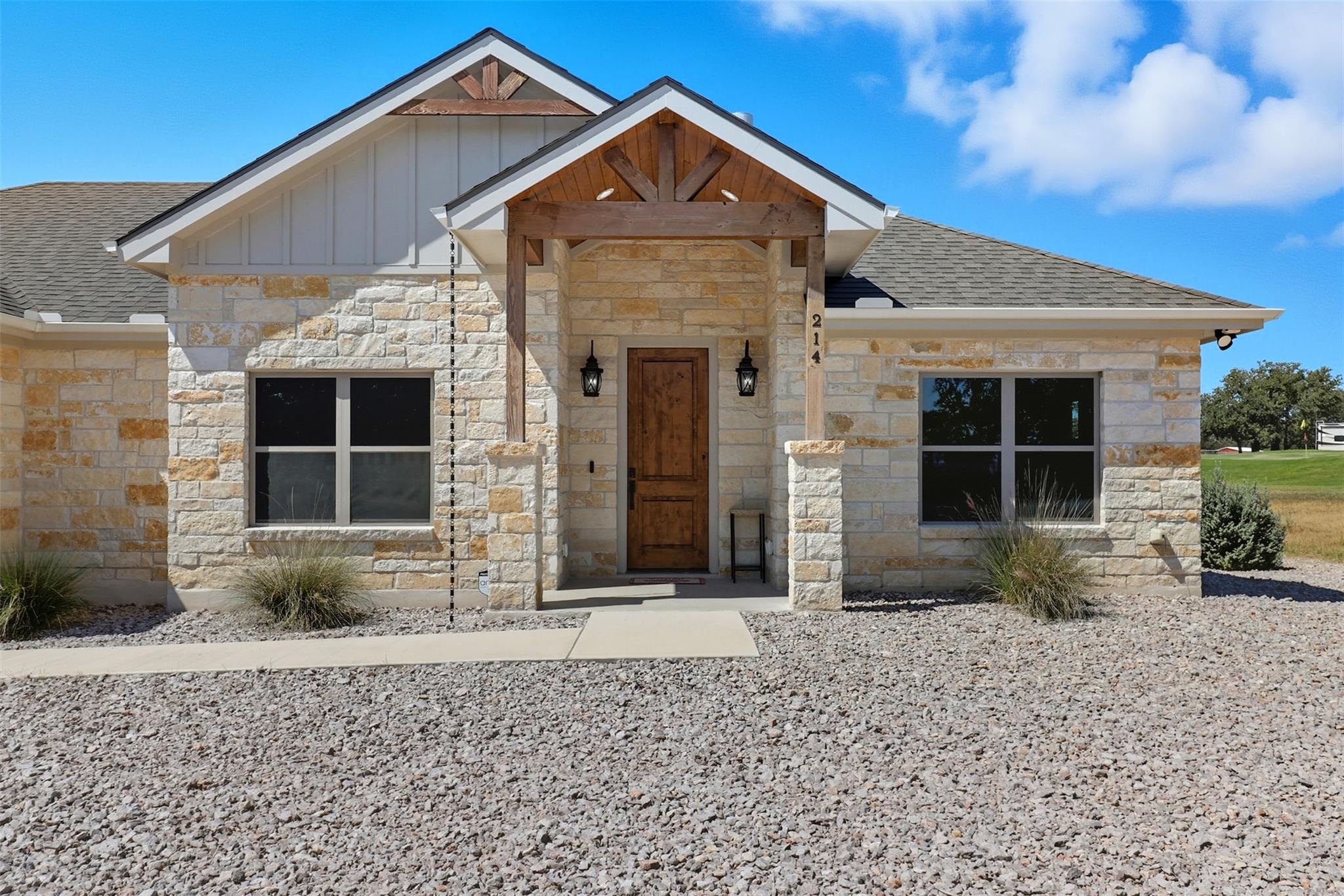 214 Oak Grove Pkwy, Kingsland, TX 78639