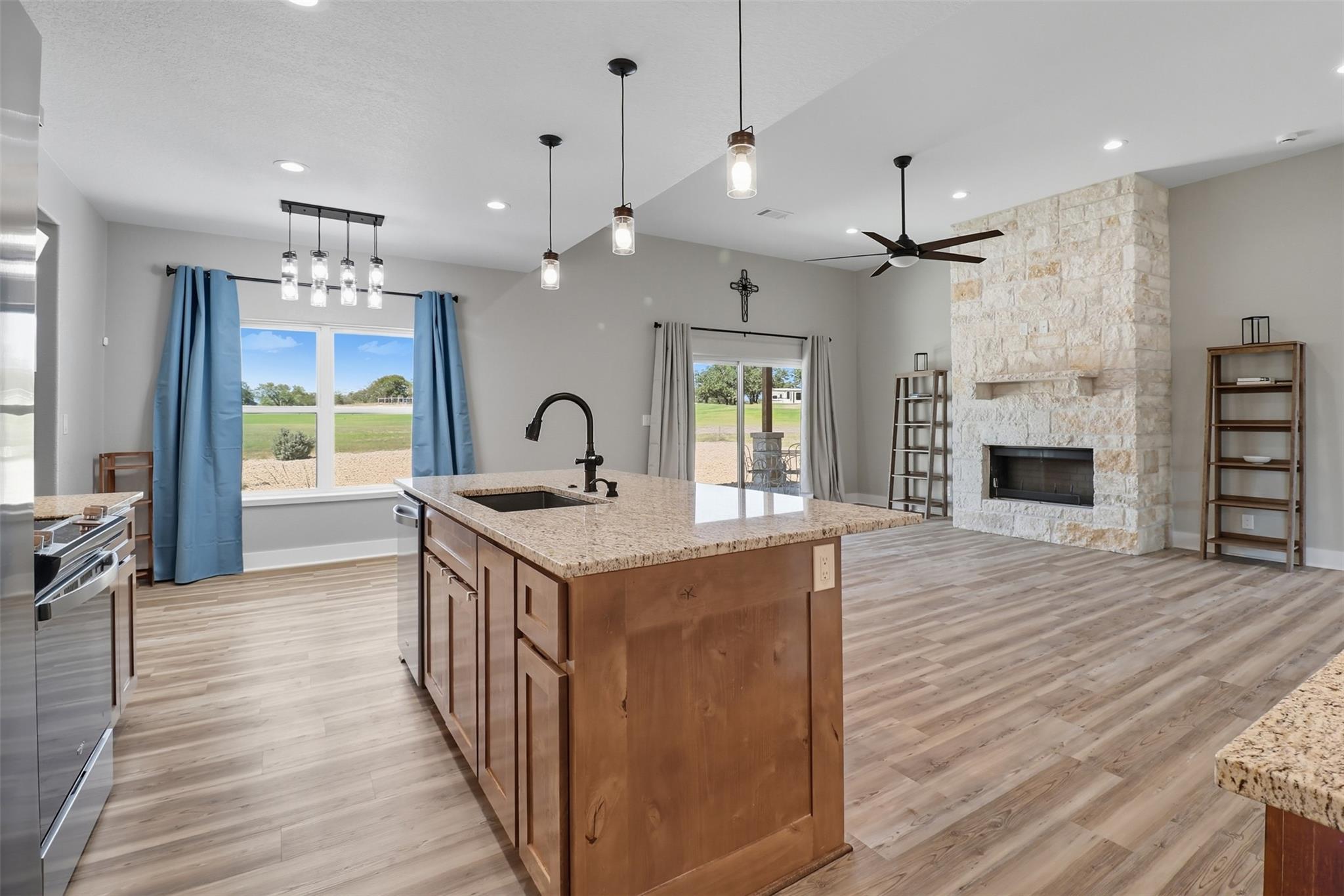 214 Oak Grove Pkwy, Kingsland, TX 78639