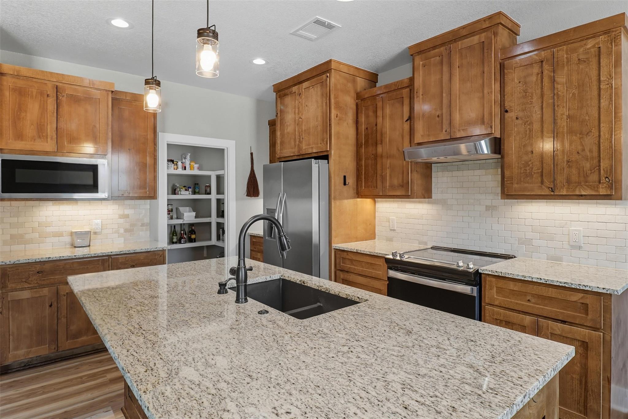 214 Oak Grove Pkwy, Kingsland, TX 78639