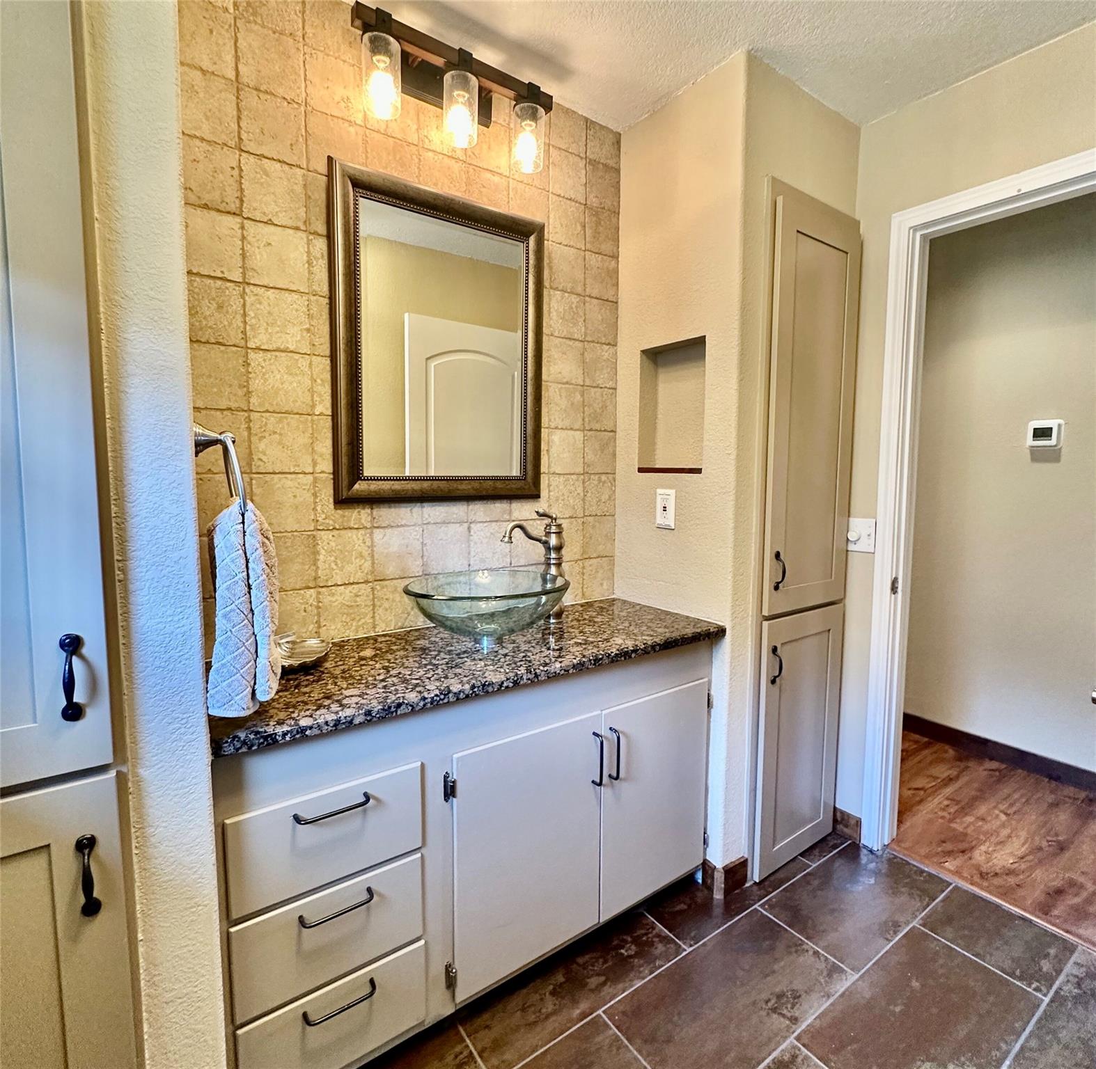 20815 Colorado Dr W, Spicewood, TX 78669