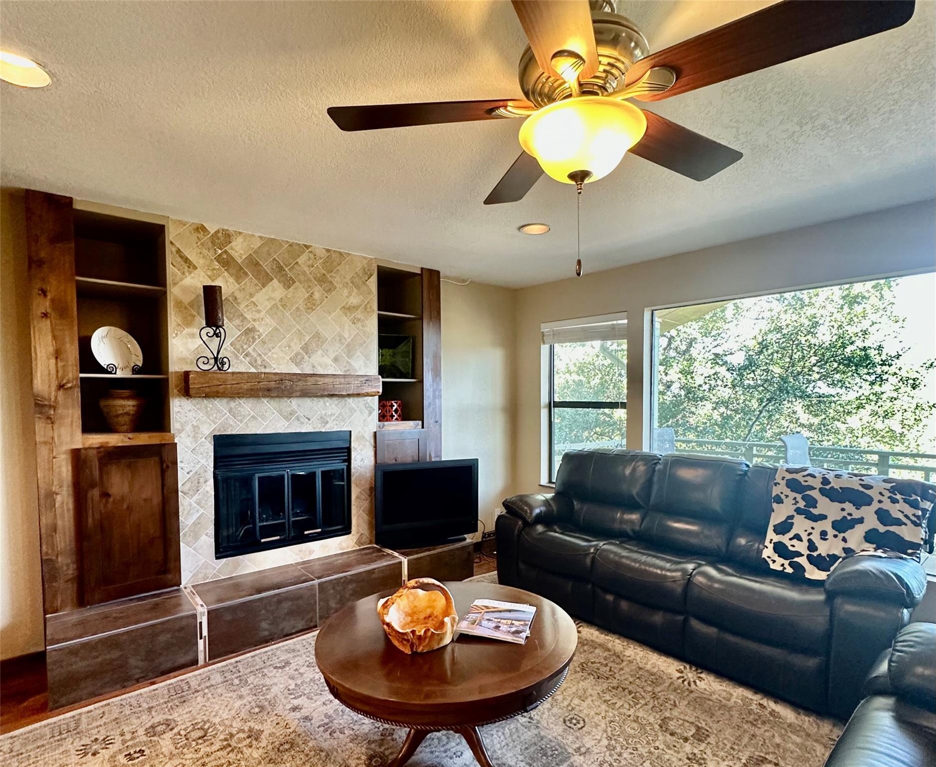 20815 Colorado Dr W, Spicewood, TX 78669