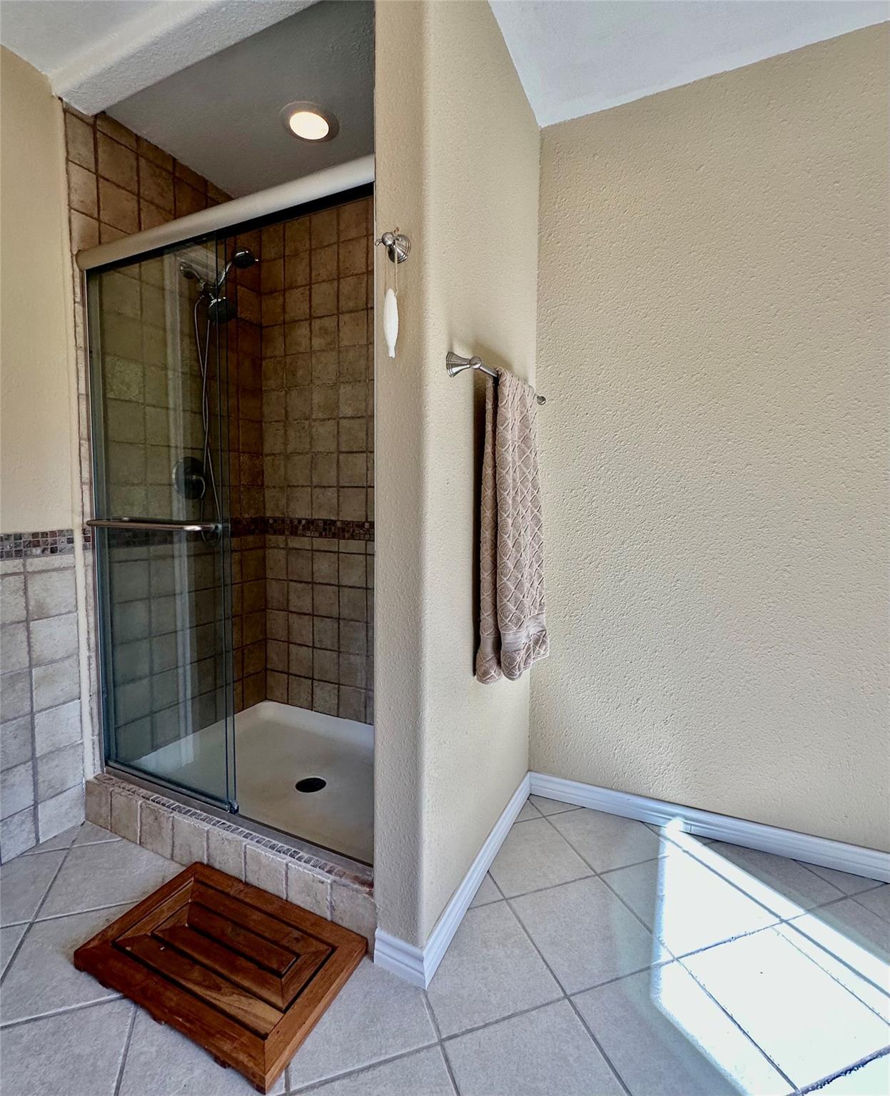 20815 Colorado Dr W, Spicewood, TX 78669