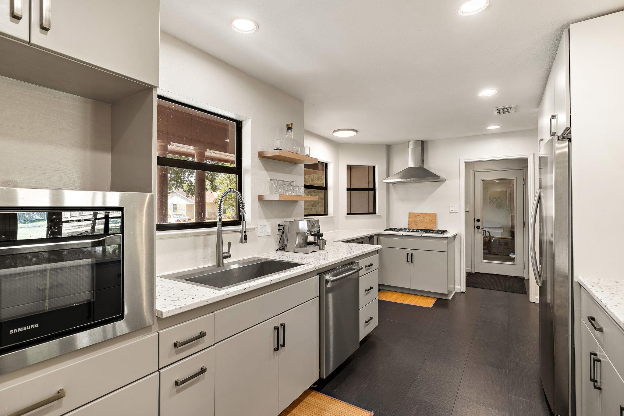 2202 Carolyn Dr, Taylor, TX 76574