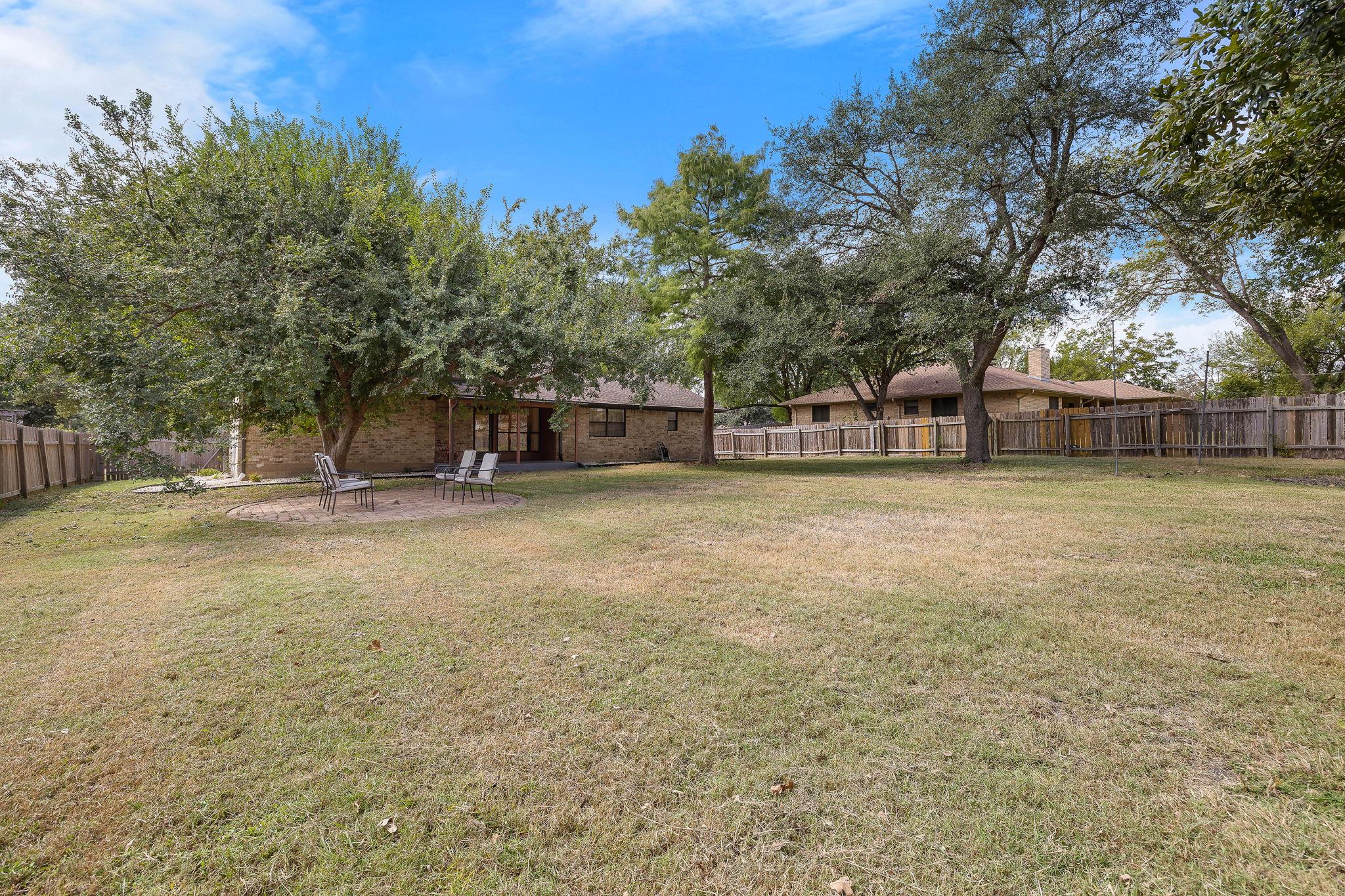 2202 Carolyn Dr, Taylor, TX 76574