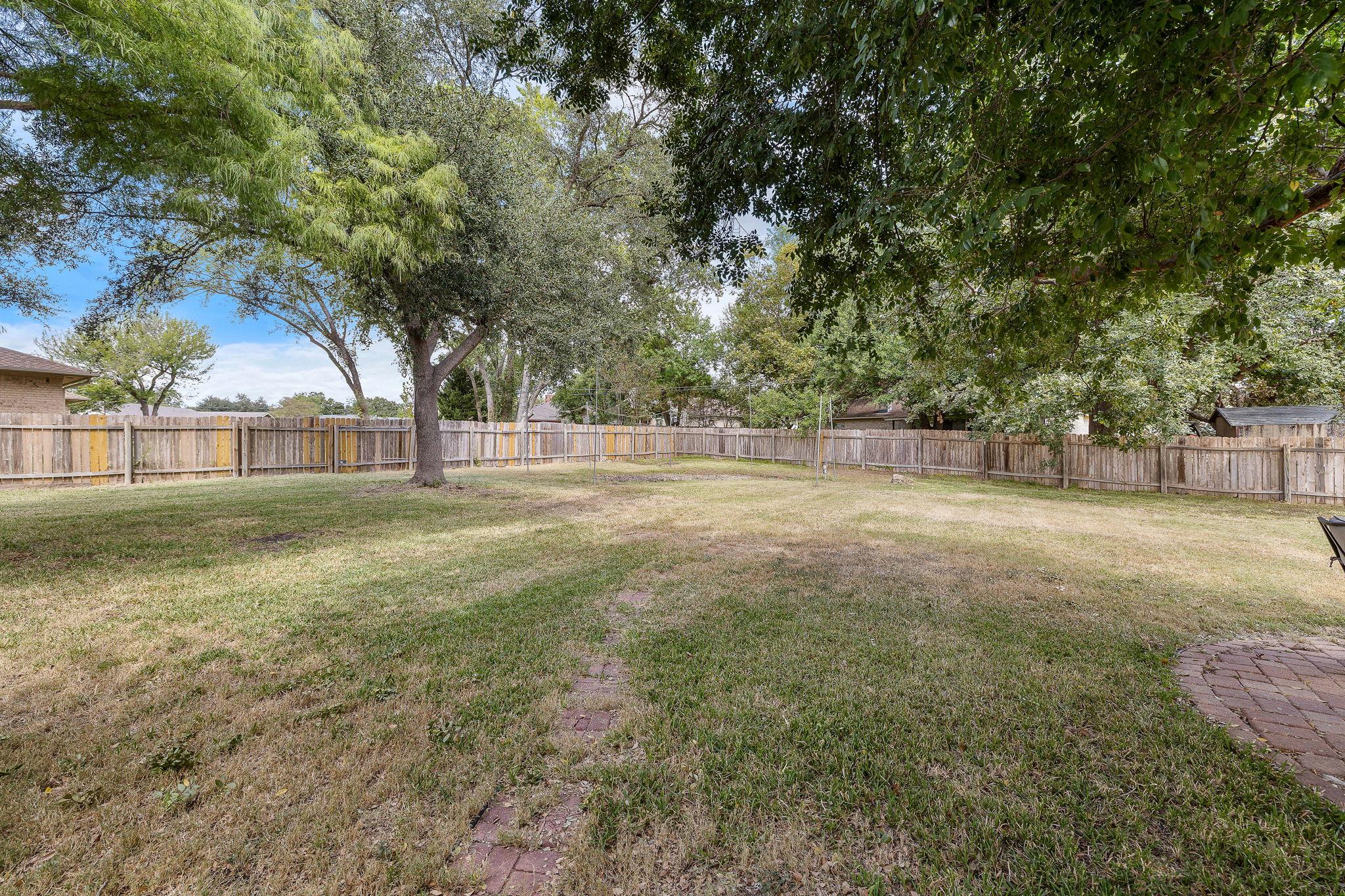 2202 Carolyn Dr, Taylor, TX 76574