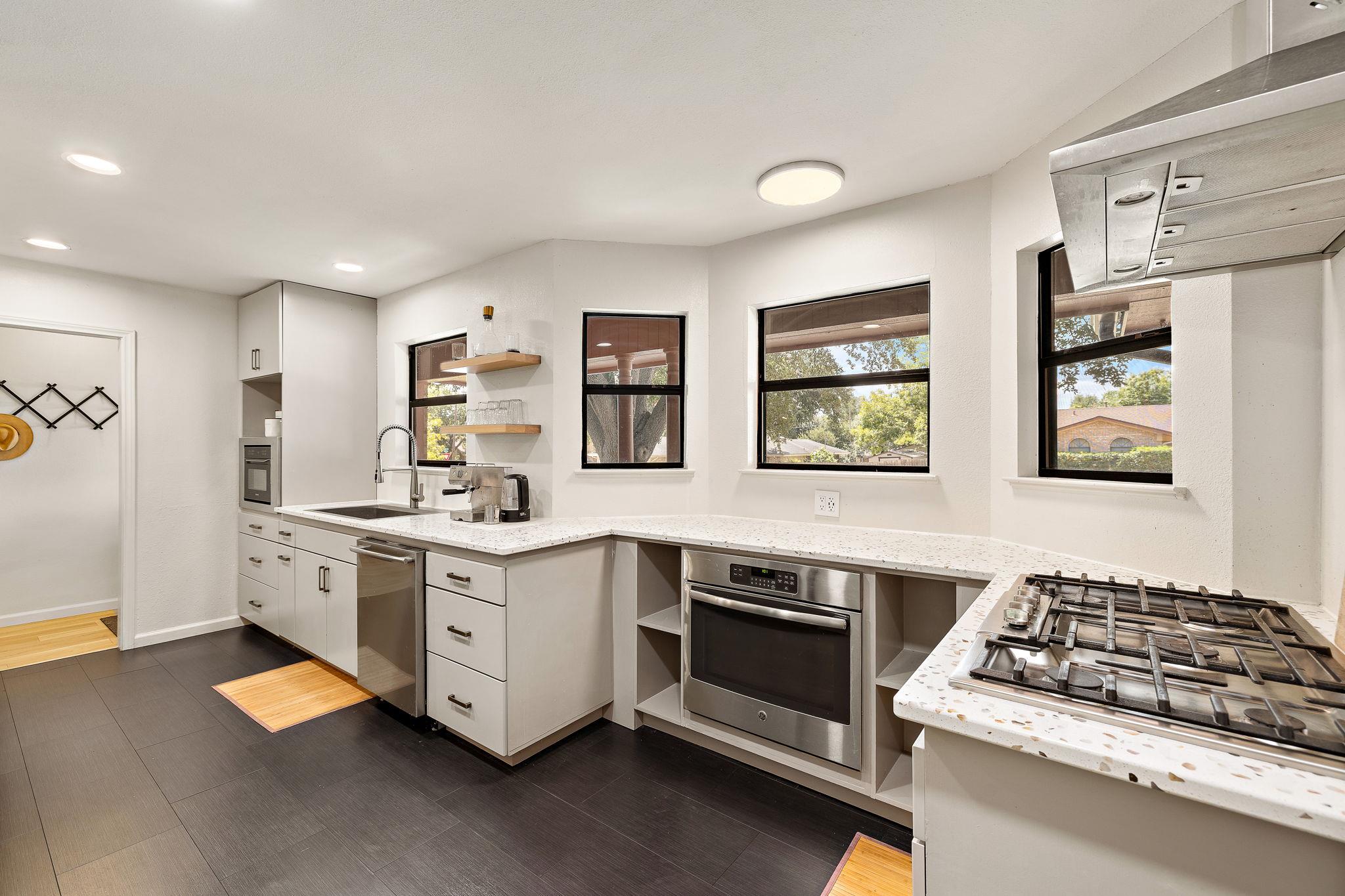 2202 Carolyn Dr, Taylor, TX 76574