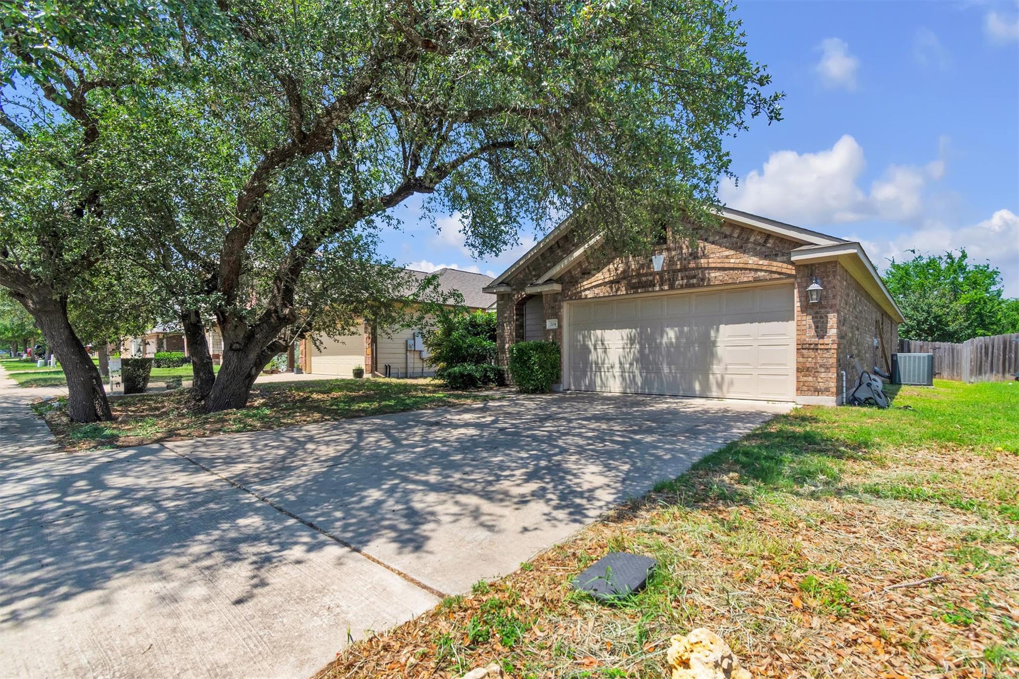 204 Chickadee Ln, Leander, TX 78641