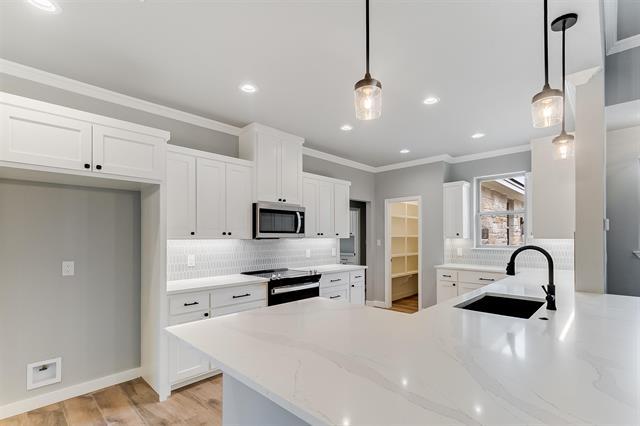 914 W Oak Ridge Dr, Marble Falls, TX 78654