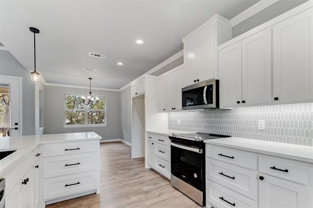 914 W Oak Ridge Dr, Marble Falls, TX 78654