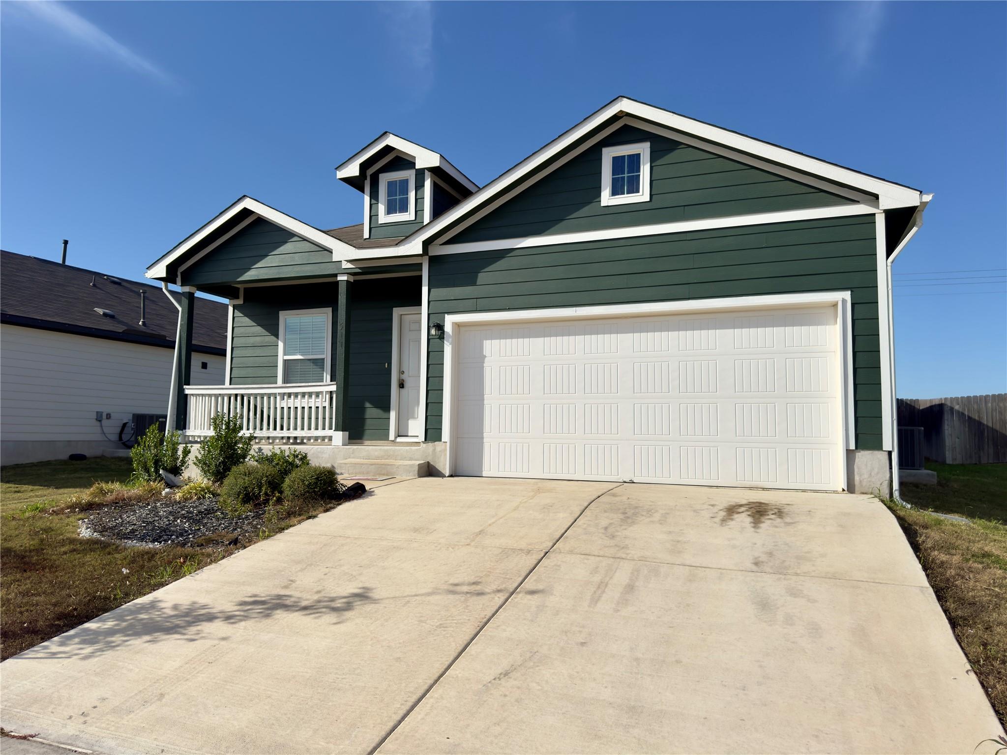 511 Halfmoon Dr, Lockhart, TX 78644