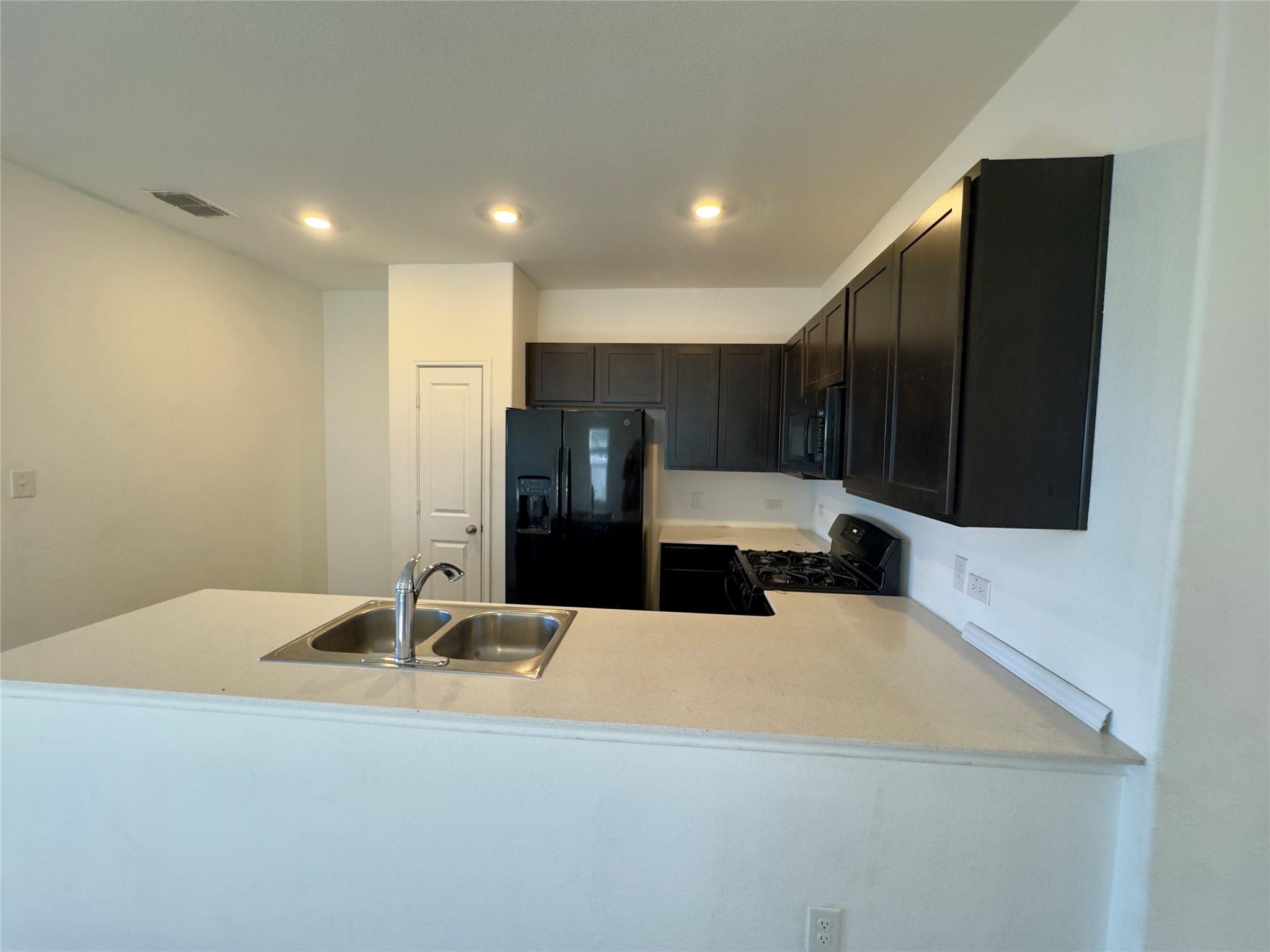 511 Halfmoon Dr, Lockhart, TX 78644