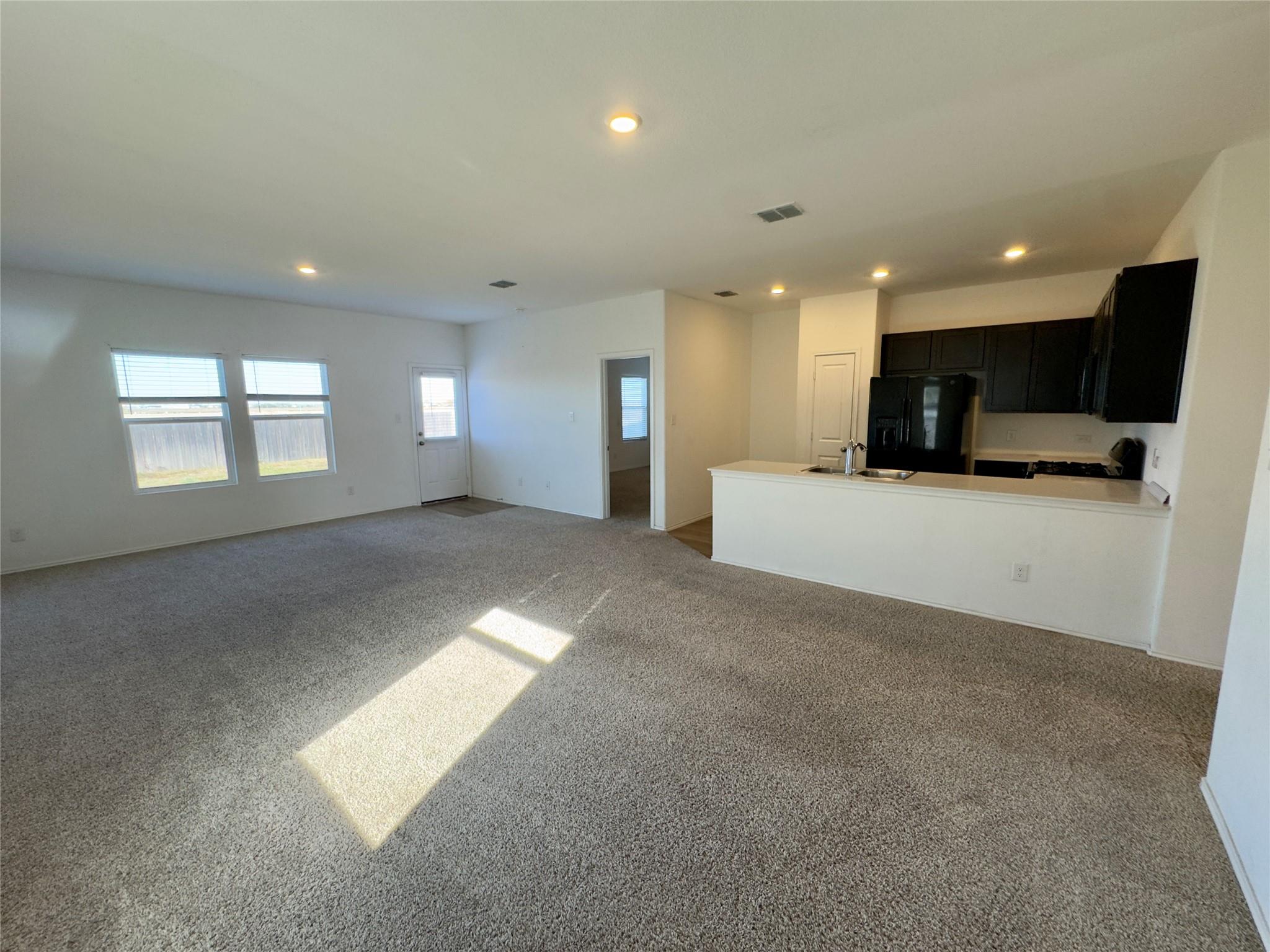 511 Halfmoon Dr, Lockhart, TX 78644