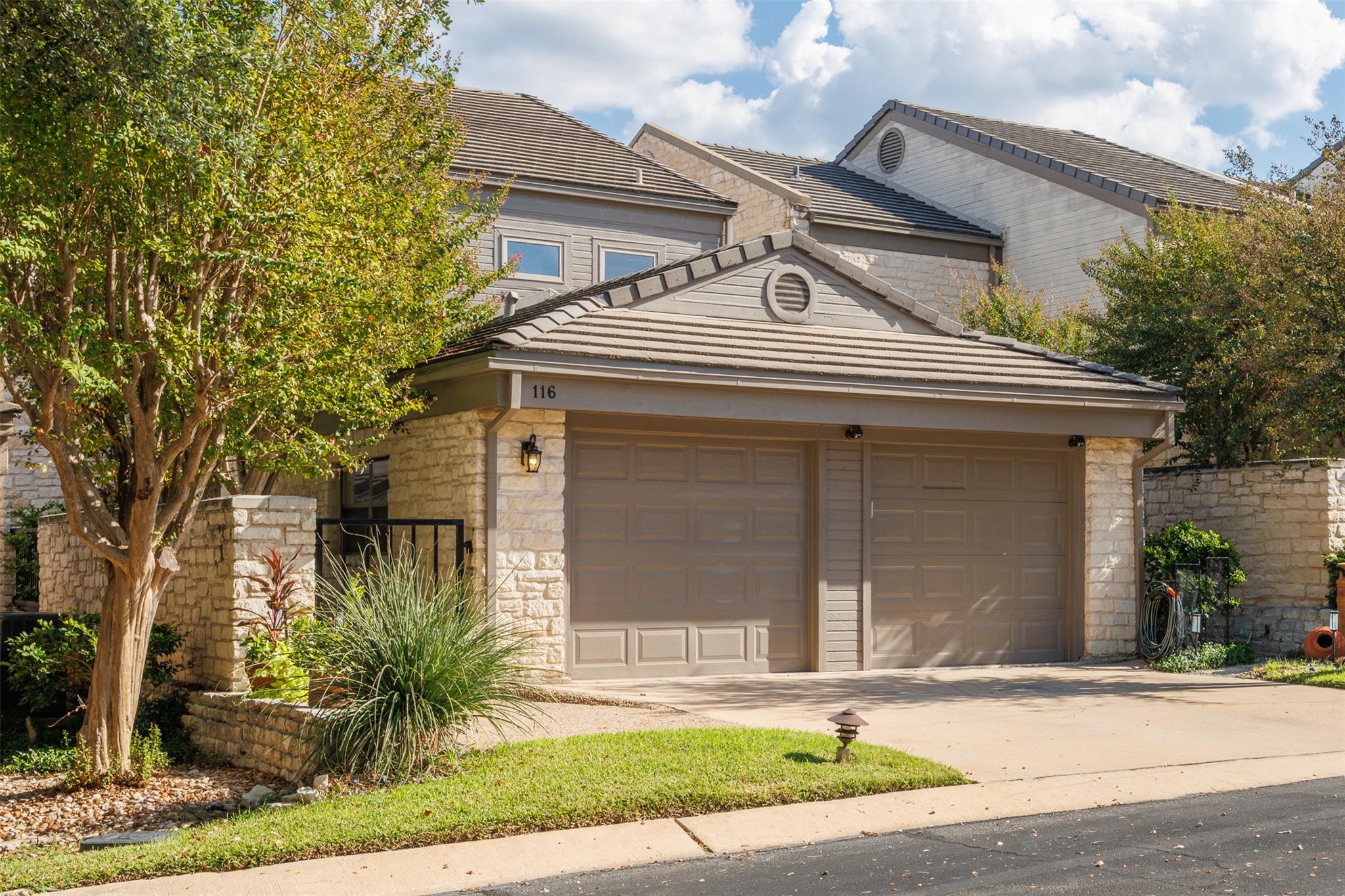 116 W Eagle Dr, The Hills, TX 78738