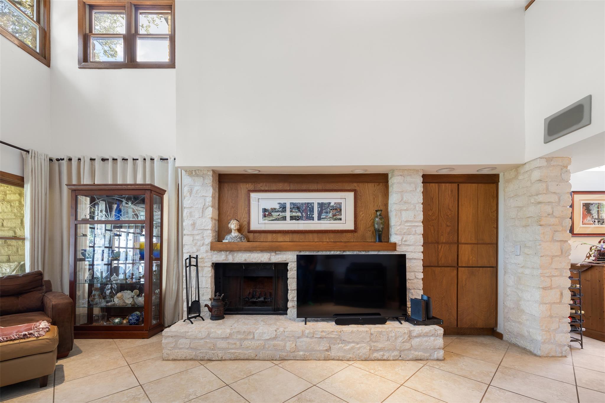 116 W Eagle Dr, The Hills, TX 78738