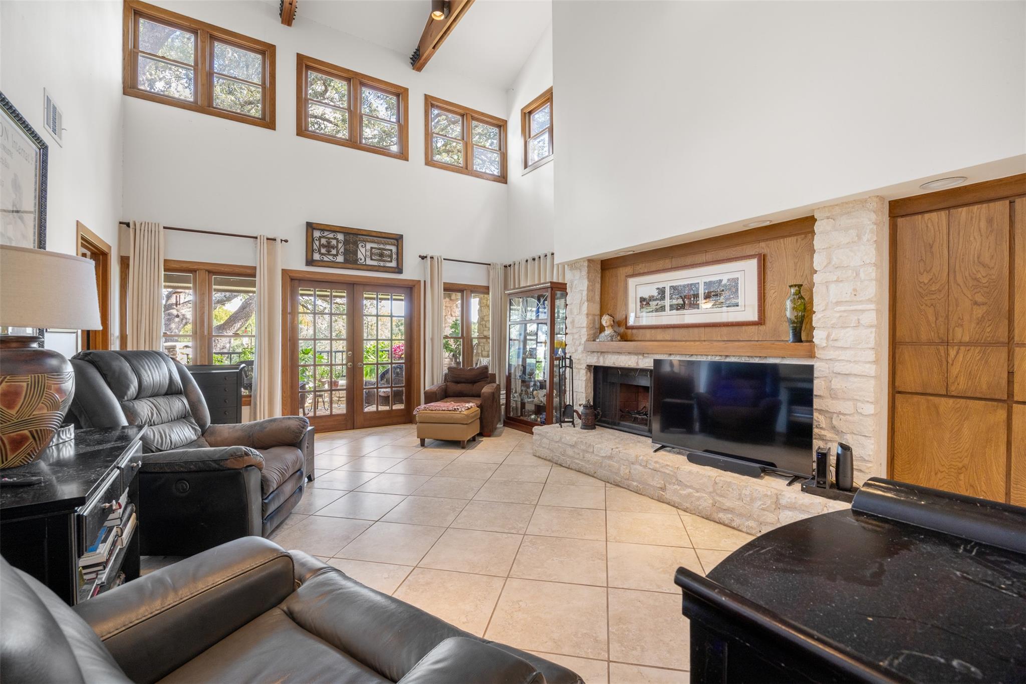 116 W Eagle Dr, The Hills, TX 78738