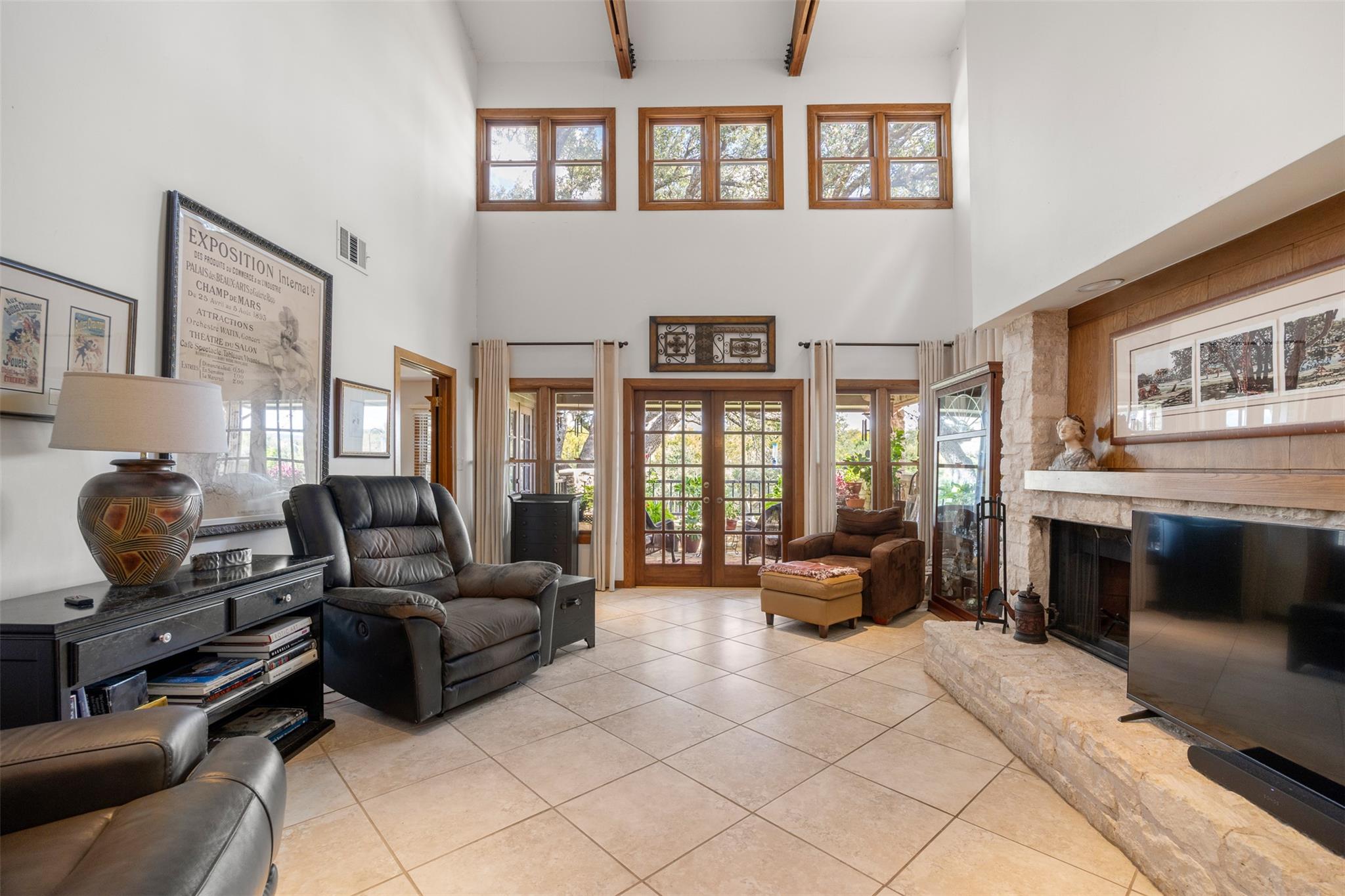 116 W Eagle Dr, The Hills, TX 78738