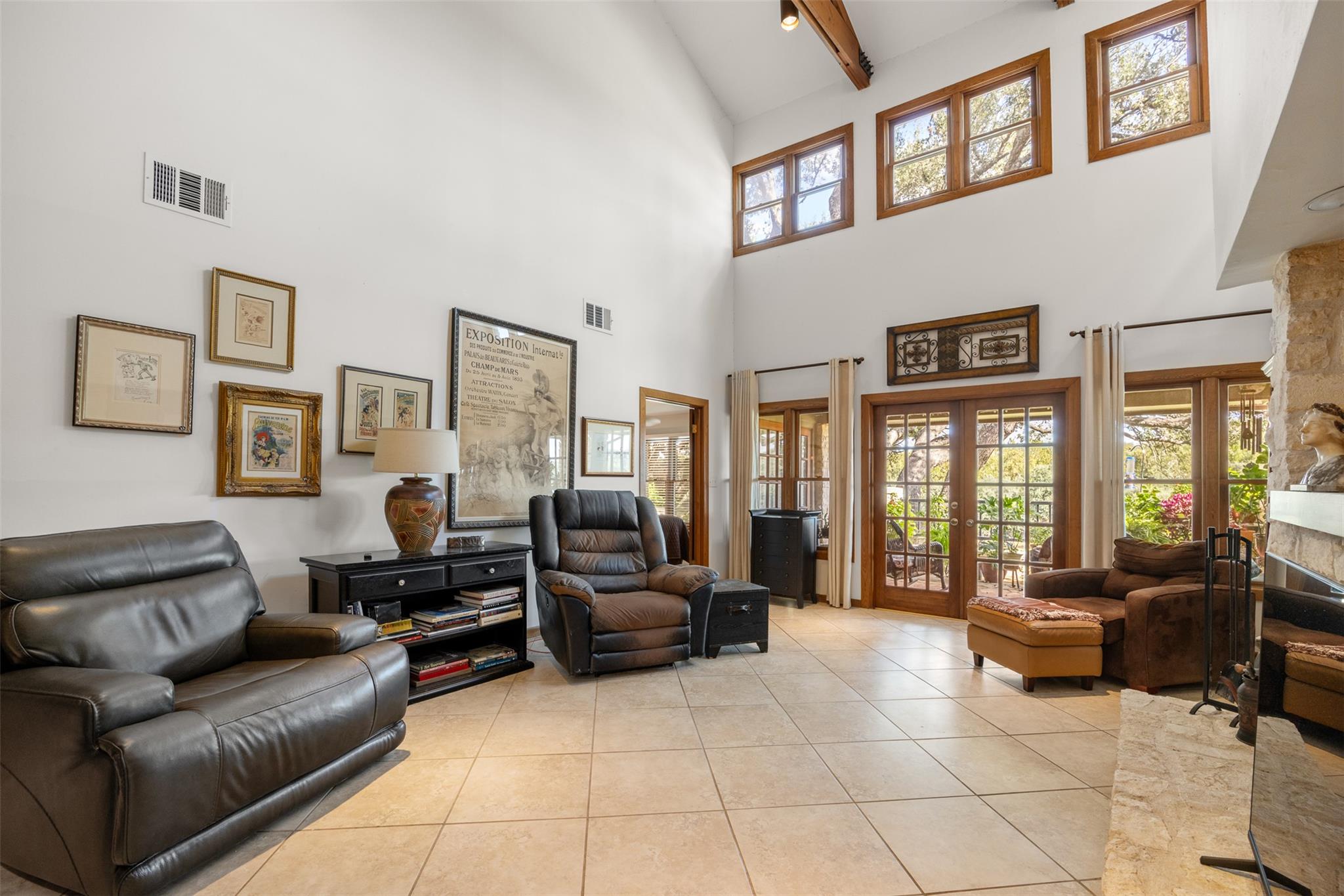 116 W Eagle Dr, The Hills, TX 78738