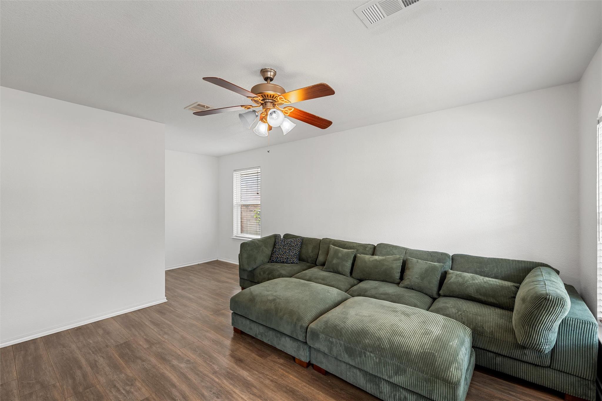 109 Quartz Dr, Jarrell, TX 76537