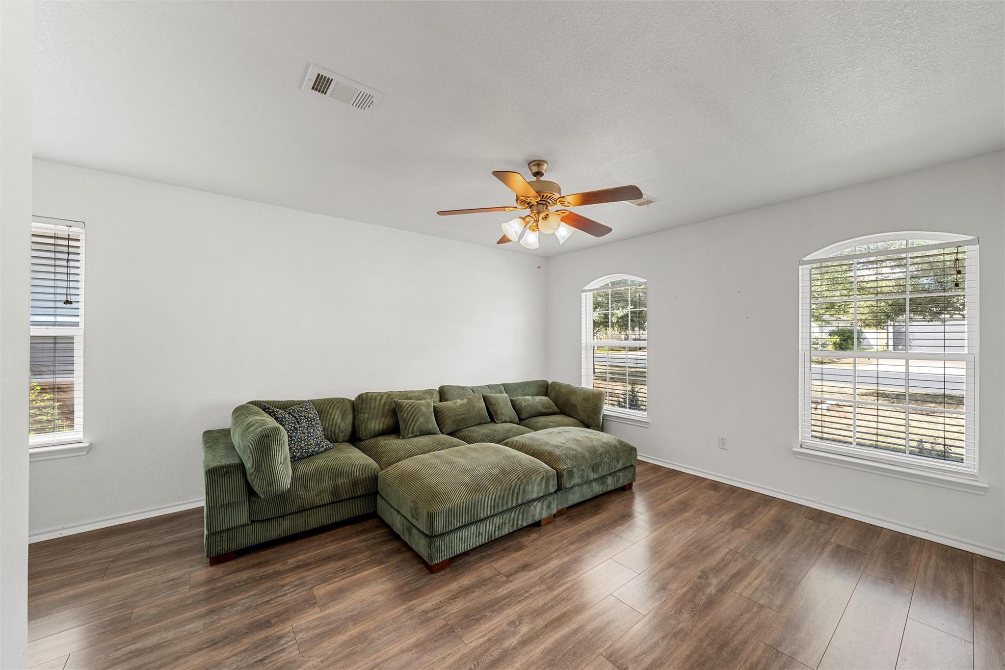 109 Quartz Dr, Jarrell, TX 76537