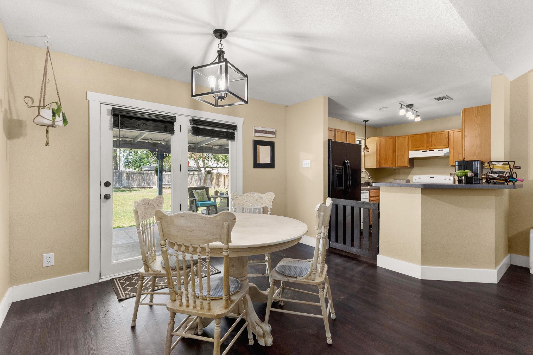 195 Lakeside Dr, Seguin, TX 78155