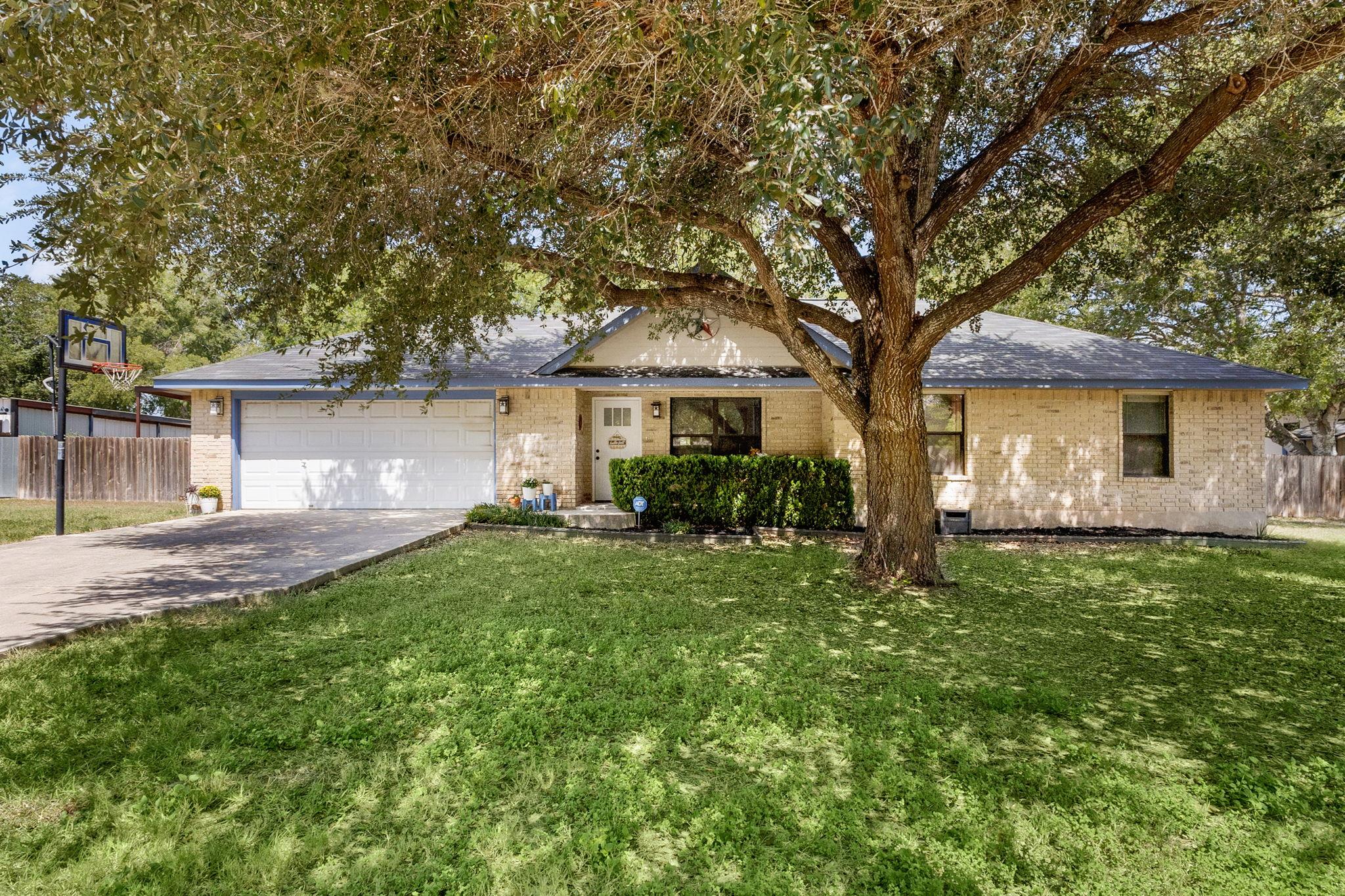 195 Lakeside Dr, Seguin, TX 78155