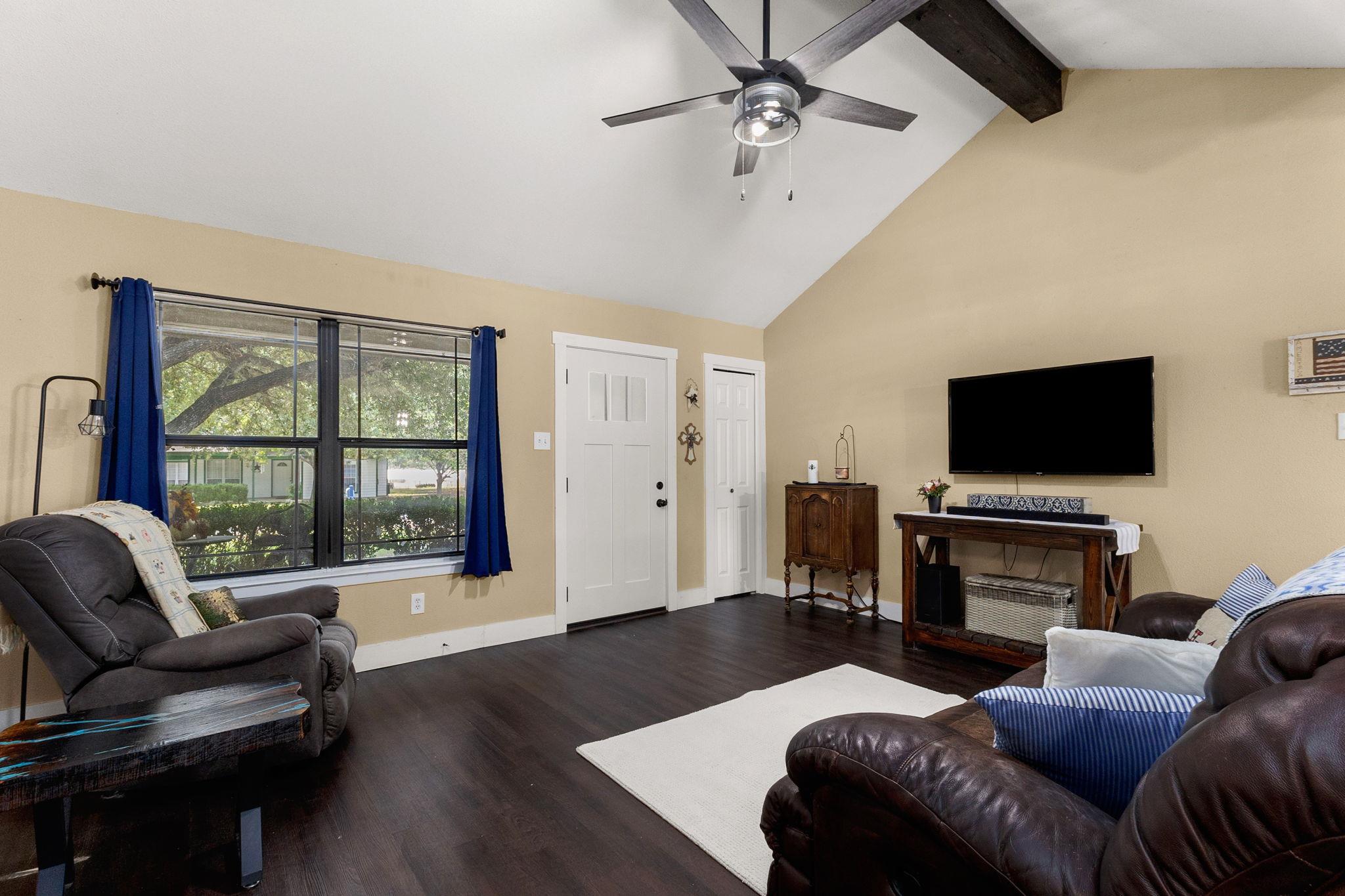 195 Lakeside Dr, Seguin, TX 78155