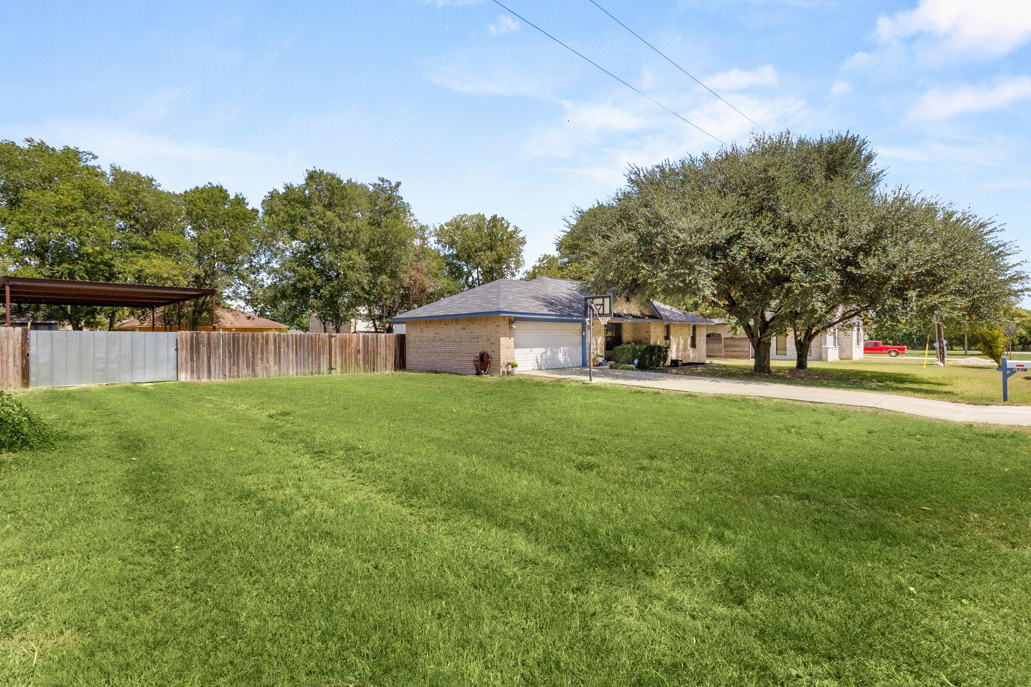 195 Lakeside Dr, Seguin, TX 78155