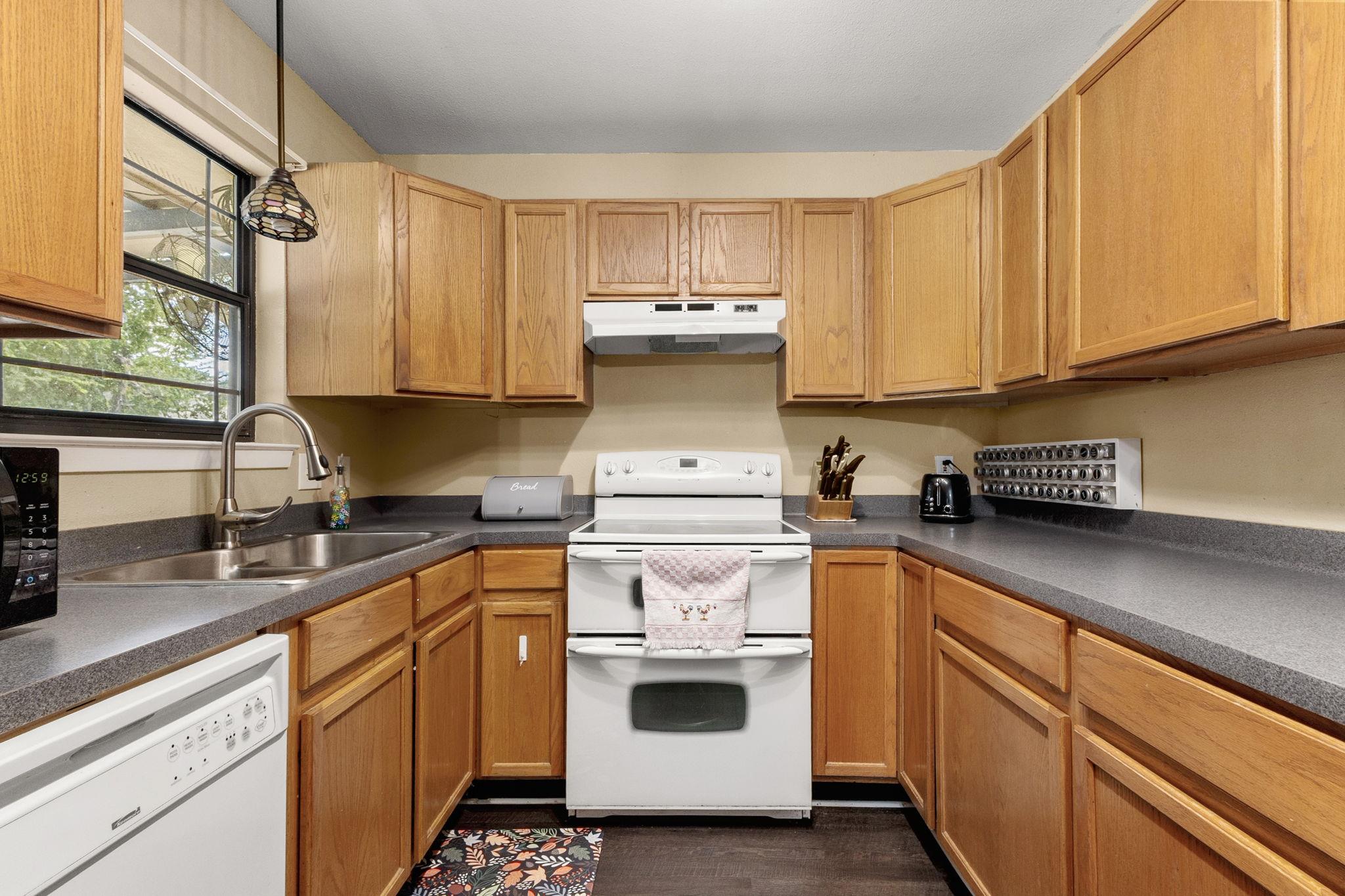 195 Lakeside Dr, Seguin, TX 78155