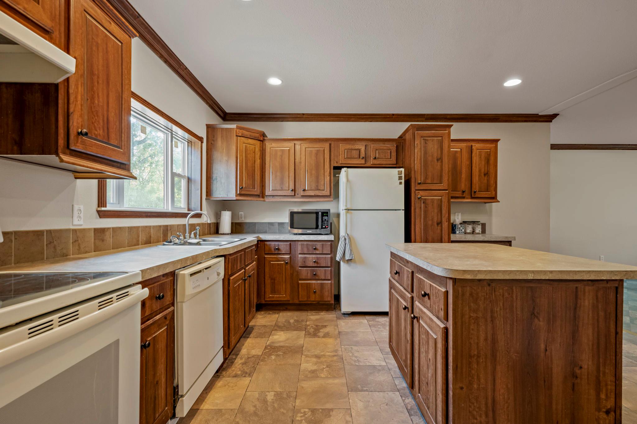 454 Leisure Ln, Cedar Creek, TX 78612