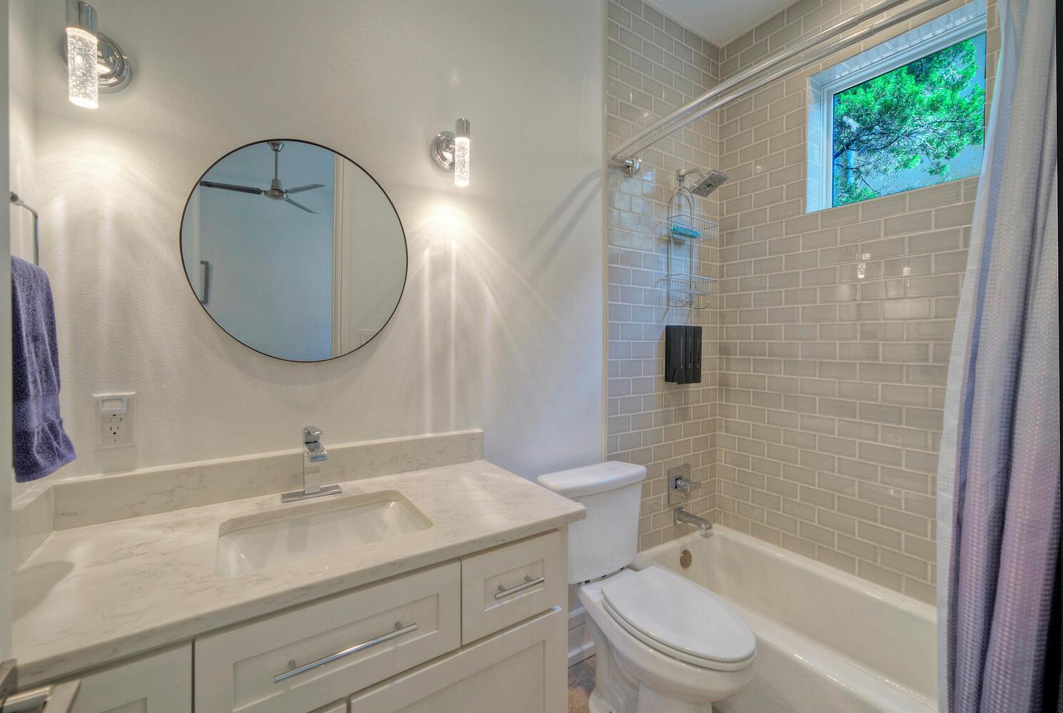 10 Monarch Oaks Ln, The Hills, TX 78738