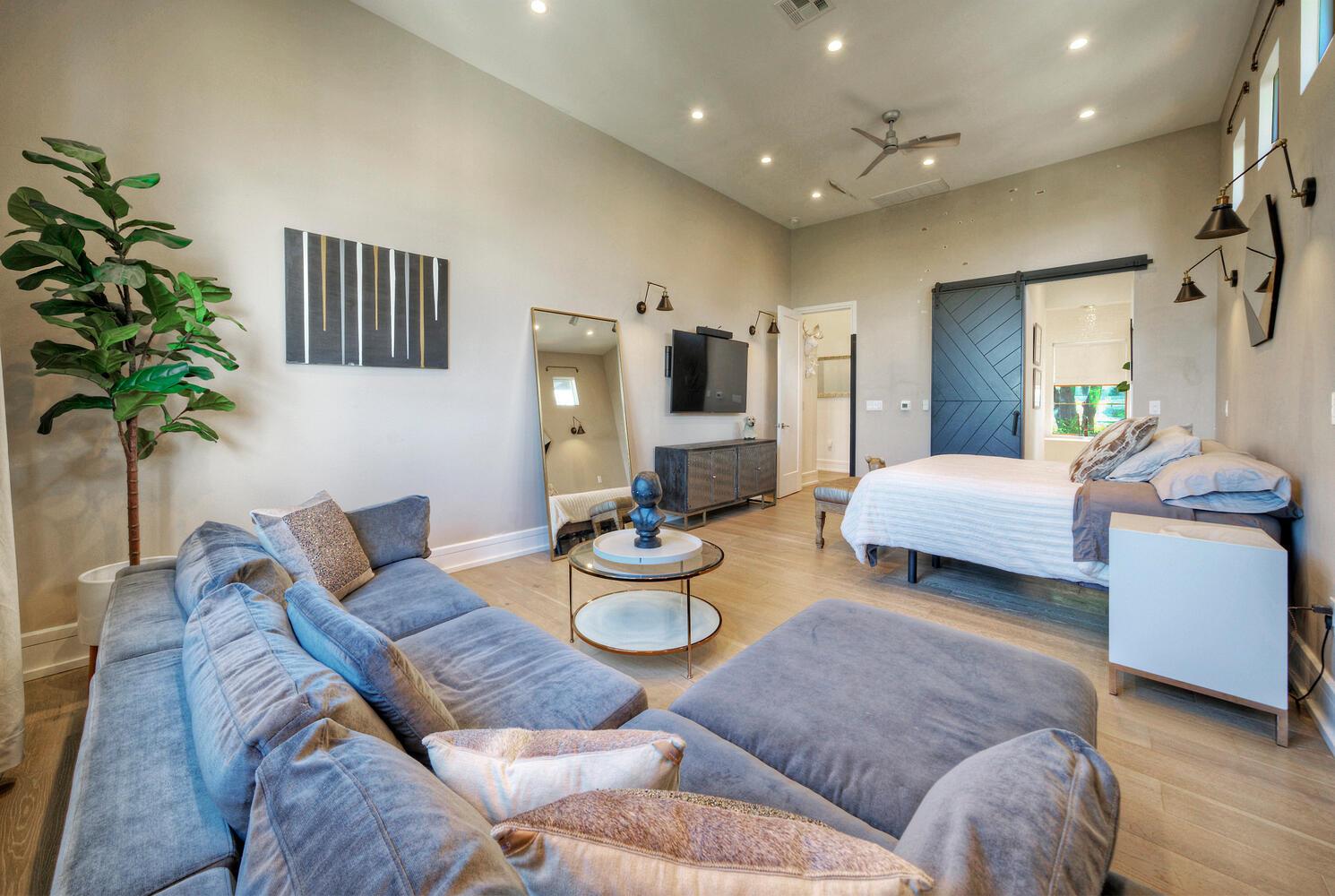 10 Monarch Oaks Ln, The Hills, TX 78738