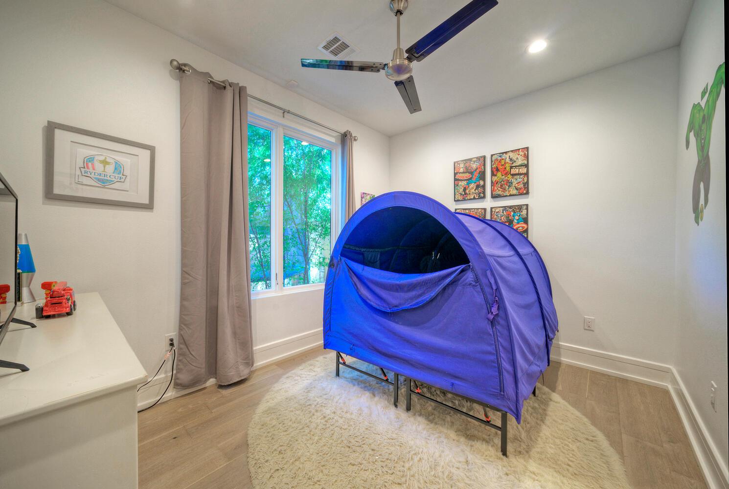 10 Monarch Oaks Ln, The Hills, TX 78738