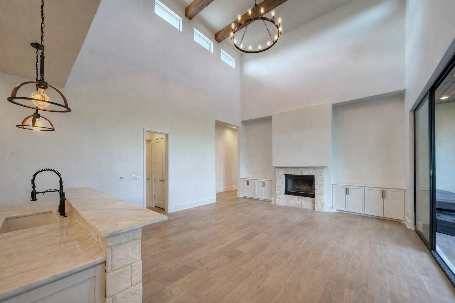 10 Monarch Oaks Ln, The Hills, TX 78738