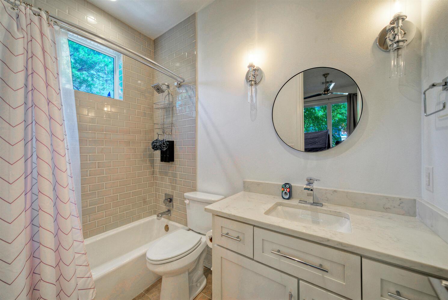 10 Monarch Oaks Ln, The Hills, TX 78738