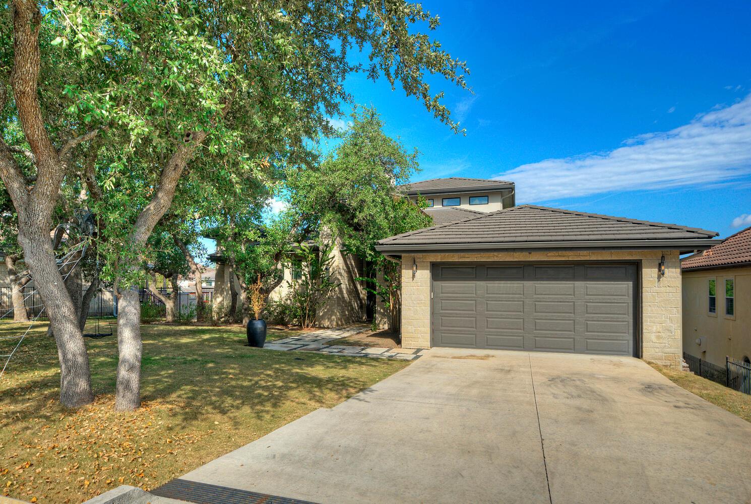 10 Monarch Oaks Ln, The Hills, TX 78738